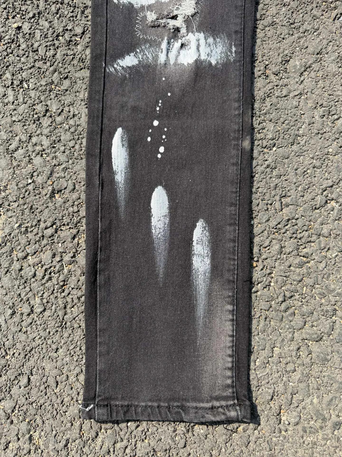 P186 💰 D2 new embroidered men's ripped trendy jeans, elastic personalized patches, slim fit, beggar's pants with small feet, top-quality materials, super soft high cotton washed denim fabric, each piece of washed denim fabric costs up to three times more than the conventional process. The touch is extremely delicate and the texture is very good. The whole body is simple and elegant. The back pocket of the trousers uses high-end direct injection technology. It is extremely exquisite. Full marks for details. Color: Picture color Size: 30-22-34-36 (corresponding to M-L-XL-XXL)