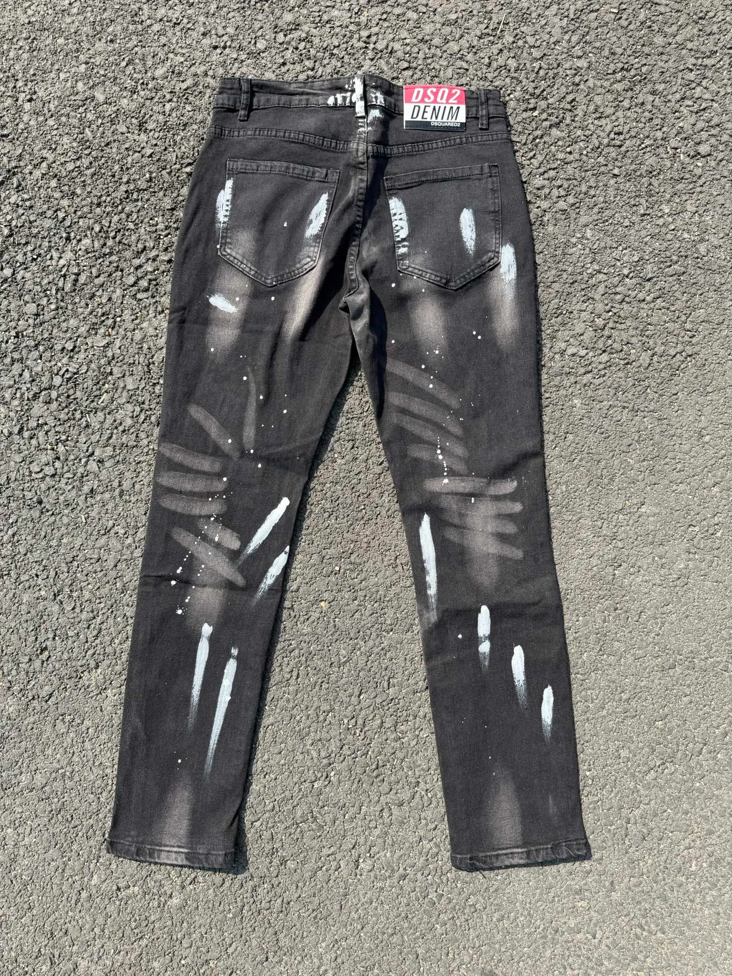 P186 💰 D2 new embroidered men's ripped trendy jeans, elastic personalized patches, slim fit, beggar's pants with small feet, top-quality materials, super soft high cotton washed denim fabric, each piece of washed denim fabric costs up to three times more than the conventional process. The touch is extremely delicate and the texture is very good. The whole body is simple and elegant. The back pocket of the trousers uses high-end direct injection technology. It is extremely exquisite. Full marks for details. Color: Picture color Size: 30-22-34-36 (corresponding to M-L-XL-XXL)