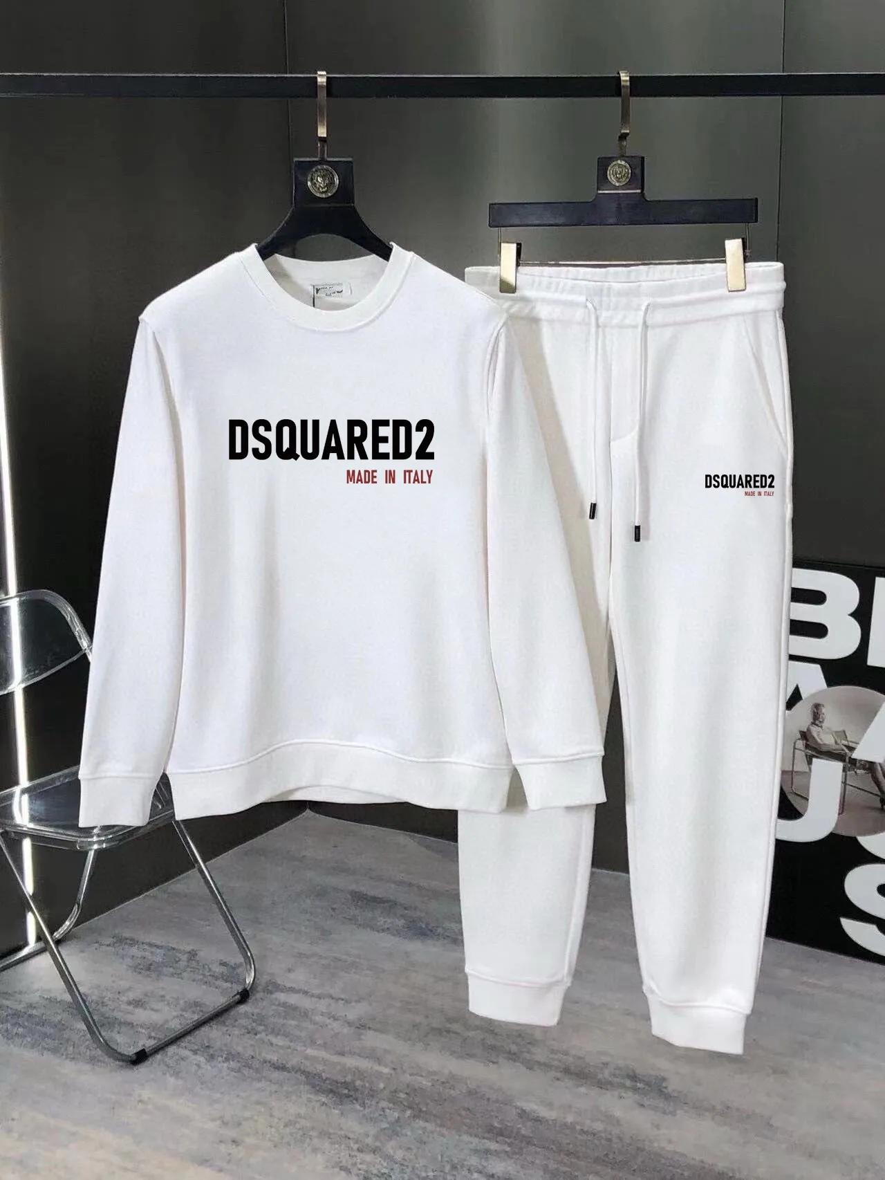 🅿️380 direct batch [DSQ2 Second Power] (Fat Man Gospel) hot-selling suit is coming. Focus on the original version of the official website. 2025 new hot-selling sweatshirt suit. The original order is the best. 🇭🇰The meticulous work of top designers. Just for a fitting and perfect upper body effect. All-natural high-quality Roman cotton 100%, close-fitting comfort, noble and elegant! Original hardware embodies elegance and nobility! Counter size: M-5XL (maximum wear up to 220 pounds)