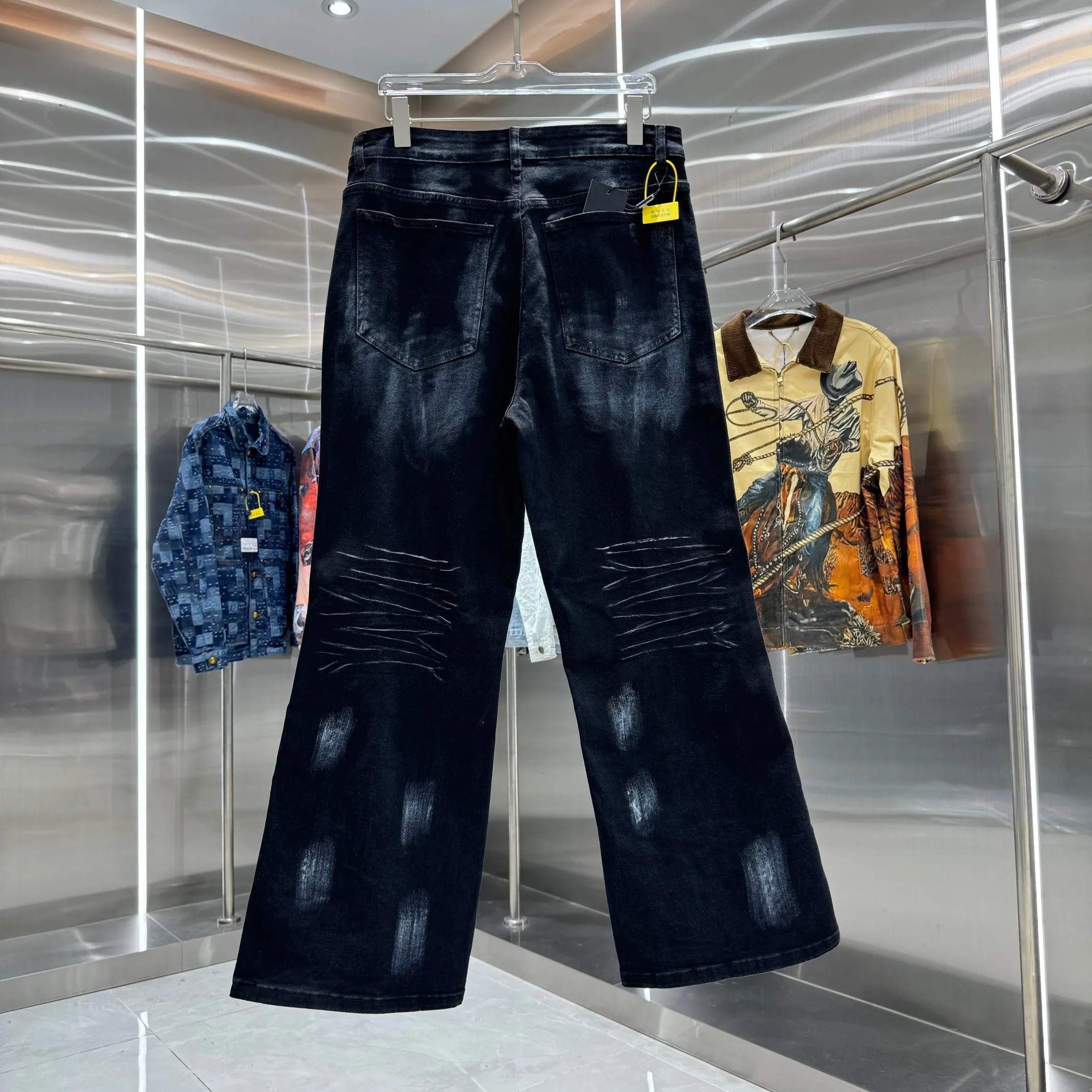 P290 DSQUARED 2 SS25 Nicholas Tse's same five-pointed star rhinestone wash mid-rise straight jeans, same style for men and women. Styles with different wash textures are very friendly to people with thin legs and thick legs. The straight slim fit is very flattering to the leg shape. The moderate length is timeless and easy to match. It is the basis of various styles and a must-have in the wardrobe! The fabric is stiff but also makes the upper body soft without losing texture. Size 28 30 32 34 36 Color Black