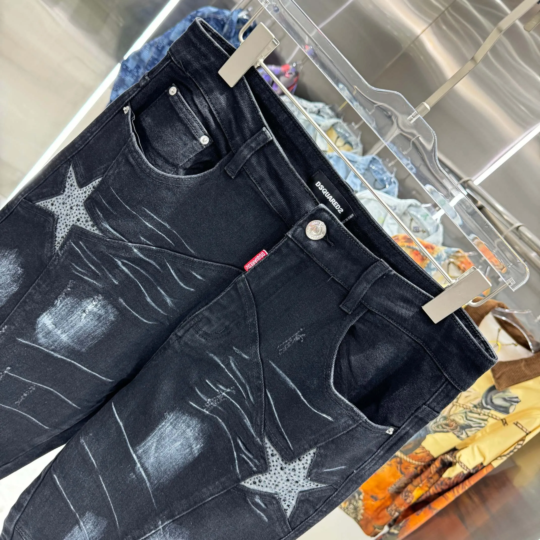 P290 DSQUARED 2 SS25 Nicholas Tse's same five-pointed star rhinestone wash mid-rise straight jeans, same style for men and women. Styles with different wash textures are very friendly to people with thin legs and thick legs. The straight slim fit is very flattering to the leg shape. The moderate length is timeless and easy to match. It is the basis of various styles and a must-have in the wardrobe! The fabric is stiff but also makes the upper body soft without losing texture. Size 28 30 32 34 36 Color Black