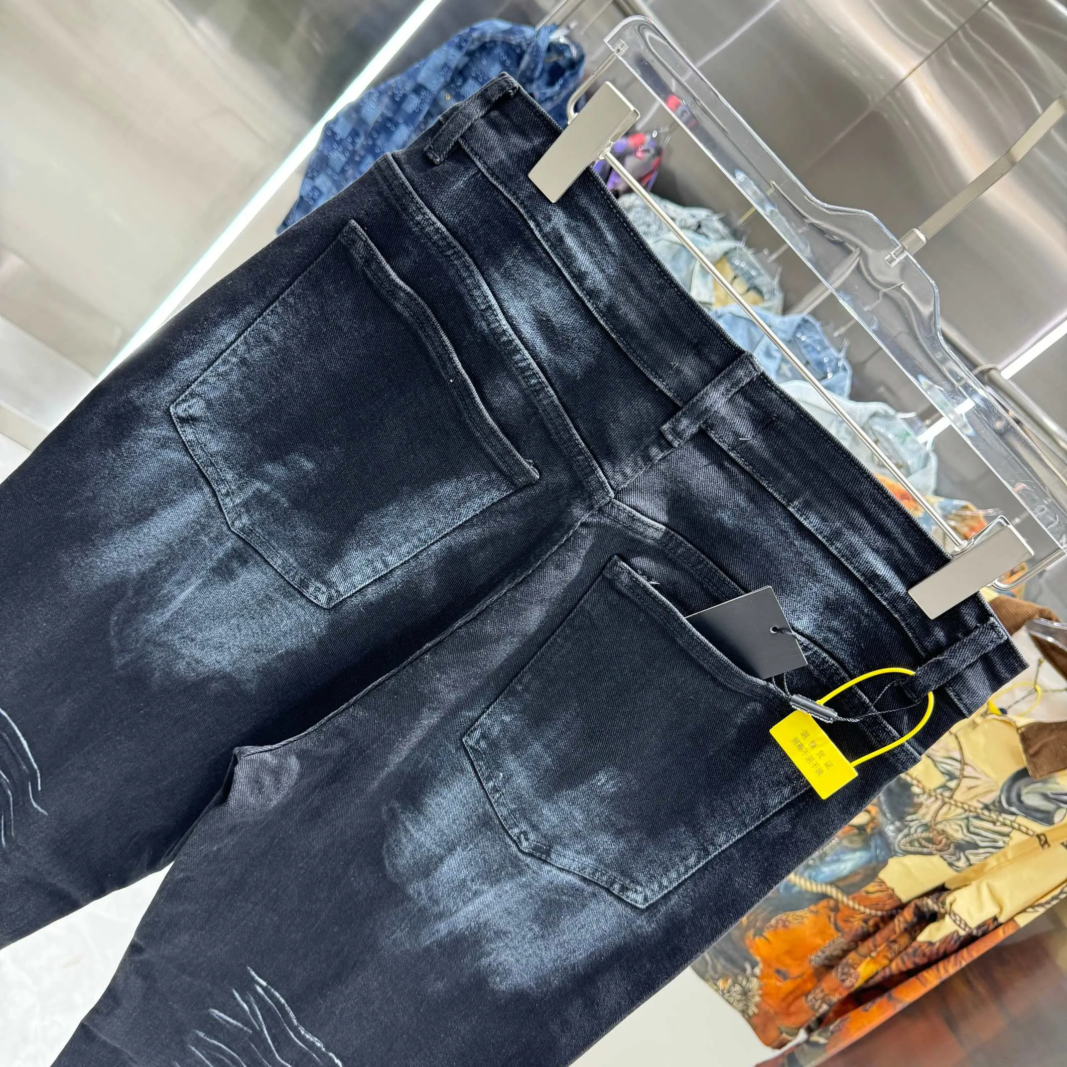 P290 DSQUARED 2 SS25 Nicholas Tse's same five-pointed star rhinestone wash mid-rise straight jeans, same style for men and women. Styles with different wash textures are very friendly to people with thin legs and thick legs. The straight slim fit is very flattering to the leg shape. The moderate length is timeless and easy to match. It is the basis of various styles and a must-have in the wardrobe! The fabric is stiff but also makes the upper body soft without losing texture. Size 28 30 32 34 36 Color Black