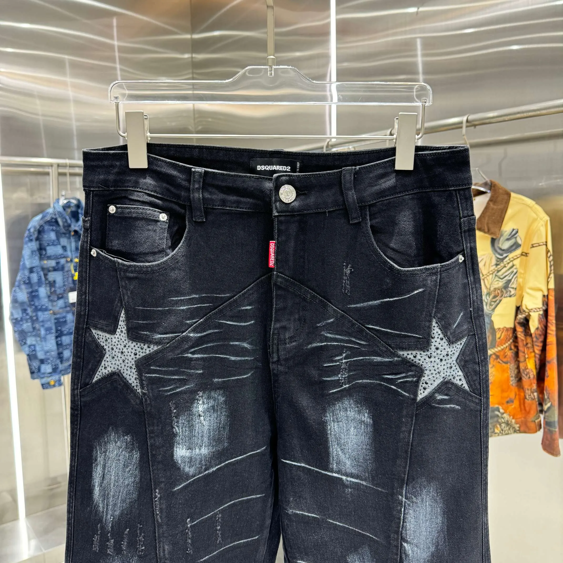 P290 DSQUARED 2 SS25 Nicholas Tse's same five-pointed star rhinestone wash mid-rise straight jeans, same style for men and women. Styles with different wash textures are very friendly to people with thin legs and thick legs. The straight slim fit is very flattering to the leg shape. The moderate length is timeless and easy to match. It is the basis of various styles and a must-have in the wardrobe! The fabric is stiff but also makes the upper body soft without losing texture. Size 28 30 32 34 36 Color Black