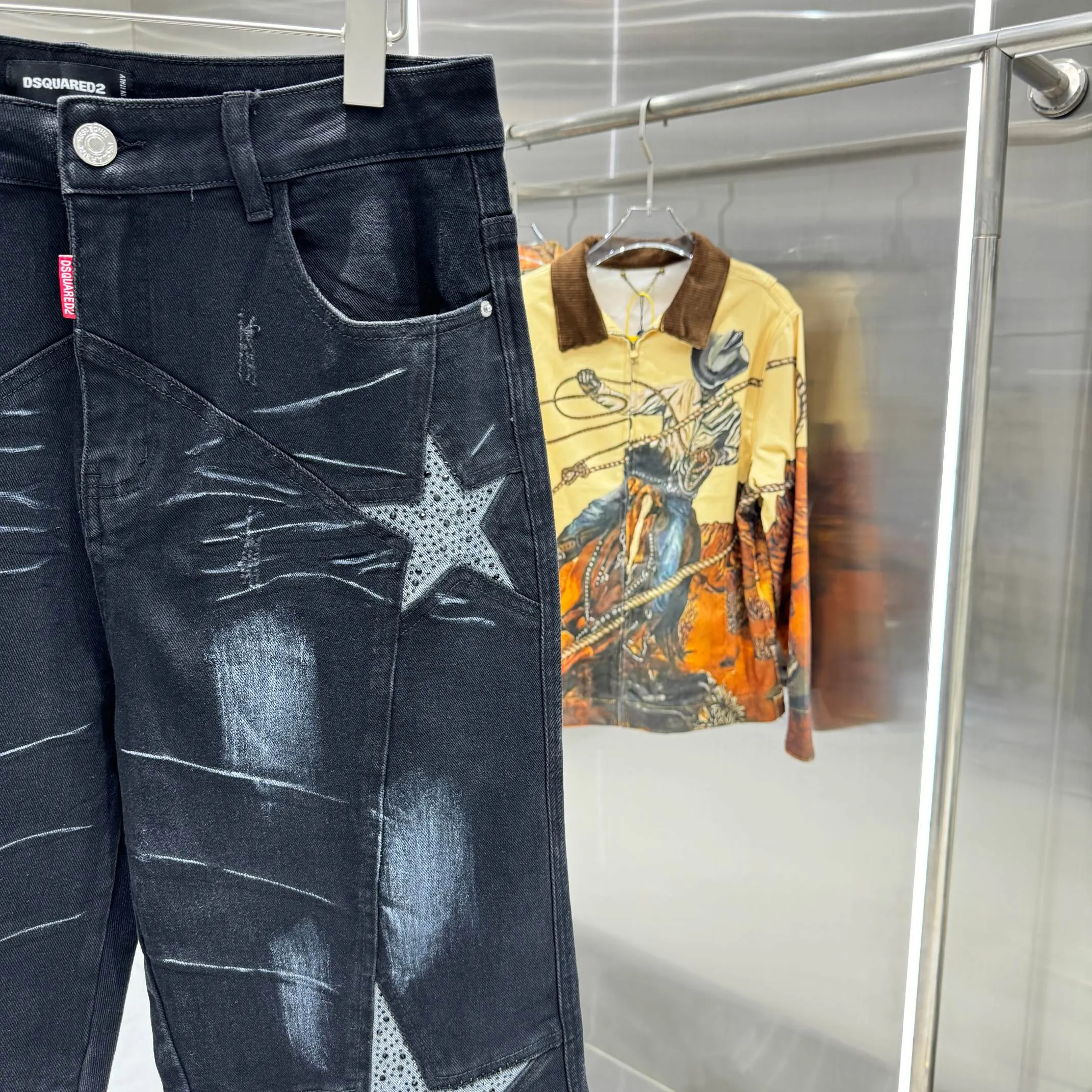P290 DSQUARED 2 SS25 Nicholas Tse's same five-pointed star rhinestone wash mid-rise straight jeans, same style for men and women. Styles with different wash textures are very friendly to people with thin legs and thick legs. The straight slim fit is very flattering to the leg shape. The moderate length is timeless and easy to match. It is the basis of various styles and a must-have in the wardrobe! The fabric is stiff but also makes the upper body soft without losing texture. Size 28 30 32 34 36 Color Black