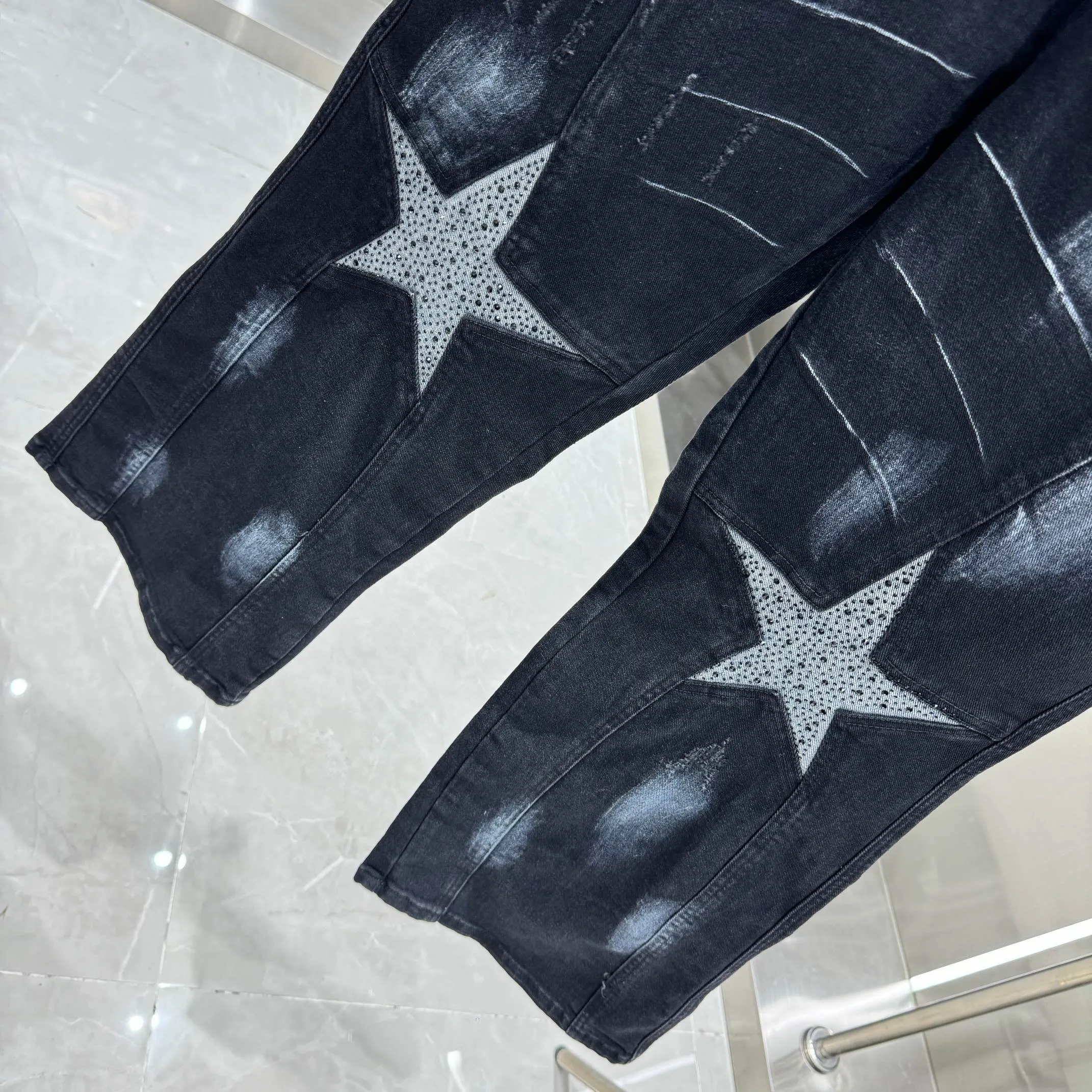 P290 DSQUARED 2 SS25 Nicholas Tse's same five-pointed star rhinestone wash mid-rise straight jeans, same style for men and women. Styles with different wash textures are very friendly to people with thin legs and thick legs. The straight slim fit is very flattering to the leg shape. The moderate length is timeless and easy to match. It is the basis of various styles and a must-have in the wardrobe! The fabric is stiff but also makes the upper body soft without losing texture. Size 28 30 32 34 36 Color Black