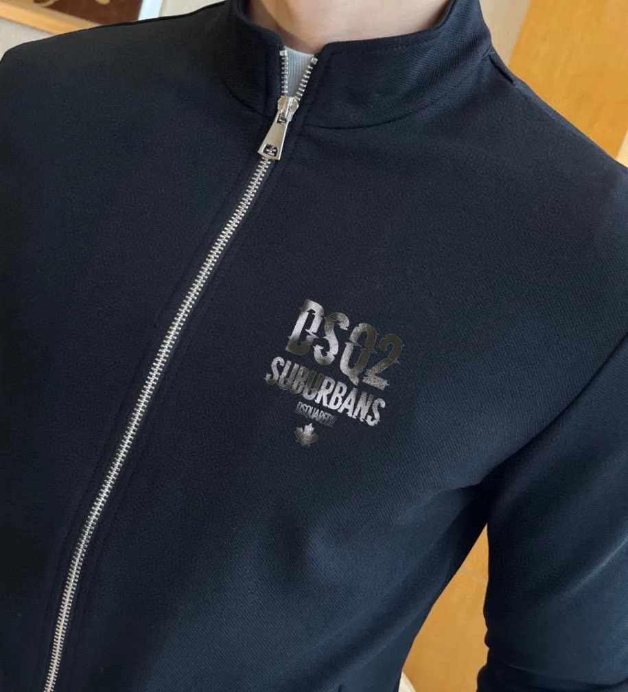 🅿️460 brand [DSQ2 Second Power] (velvet and thickened) 2025 autumn and winter new product, celebrities’ favorite fashionable casual suit, clean and neat tailoring, full of urban style. Made of high-quality customized fabrics, the inner warmth is excellent, the hand feels soft and dry, and the upper body effect is crisp and stylish. The three-dimensional cutting process and the pattern are all of high standards, and the silhouette version has the right benefits! It is not tight at all, and you feel good when you put it on. So many top-quality raw materials create high-end products with unparalleled value. It is the first choice for high-end fashion people. (Size: M-4XL can wear up to 200 pounds)