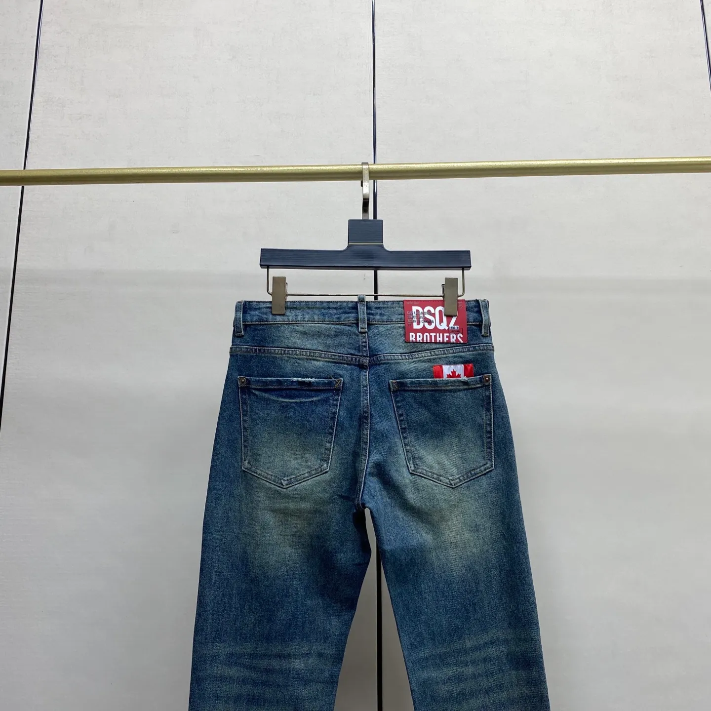 P240 2025 Autumn and Winter European Counter New Style, Super A Purchasing Level Overseas Trading Company Order Source, Top Original High-end Men's Customized Fashion Slim Small Straight Jeans 2818 Color: Heavy craftsmanship, fried sand and water, picture color Size: 29-40 Fabric: Denim washed jeans! Luxurious experience. Customer-supplied trade channel. The simple and charming classic trousers are made of customer-supplied denim. The texture is thick, comfortable and breathable. The cutting of high-quality craftsmanship is top-notch, and the overall design is very exquisite. The cuffing design on the inside and outside is perfect, and the use of poly-strand mechanical needle edge banding technology highlights the brand's luxurious inner charm. The brand logo is full and thick, and the chiseled buttons are thick and rigorous, bringing a new fashion taste to this ordinary trousers!  Excipients: Complete with three standards