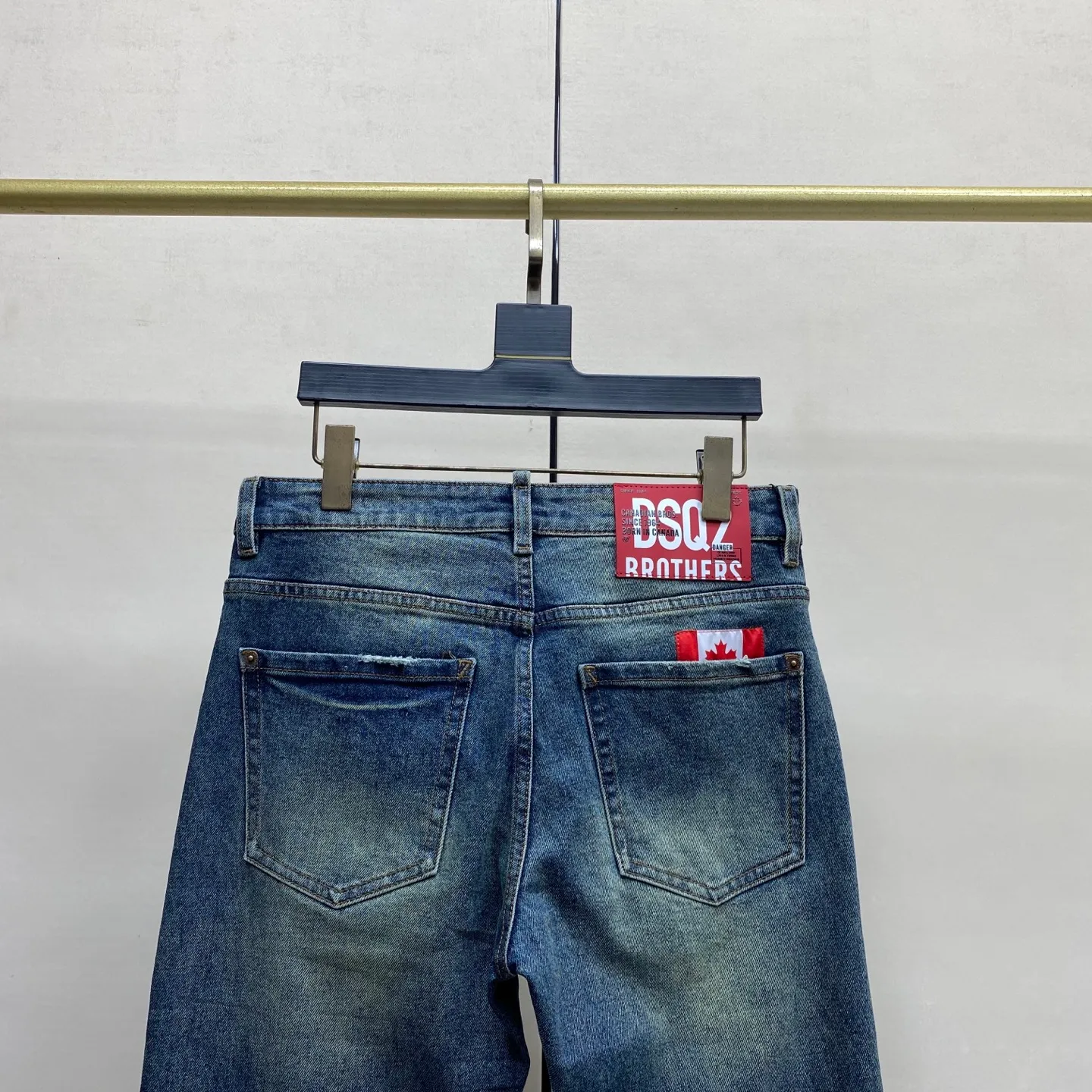 P240 2025 Autumn and Winter European Counter New Style, Super A Purchasing Level Overseas Trading Company Order Source, Top Original High-end Men's Customized Fashion Slim Small Straight Jeans 2818 Color: Heavy craftsmanship, fried sand and water, picture color Size: 29-40 Fabric: Denim washed jeans! Luxurious experience. Customer-supplied trade channel. The simple and charming classic trousers are made of customer-supplied denim. The texture is thick, comfortable and breathable. The cutting of high-quality craftsmanship is top-notch, and the overall design is very exquisite. The cuffing design on the inside and outside is perfect, and the use of poly-strand mechanical needle edge banding technology highlights the brand's luxurious inner charm. The brand logo is full and thick, and the chiseled buttons are thick and rigorous, bringing a new fashion taste to this ordinary trousers!  Excipients: Complete with three standards