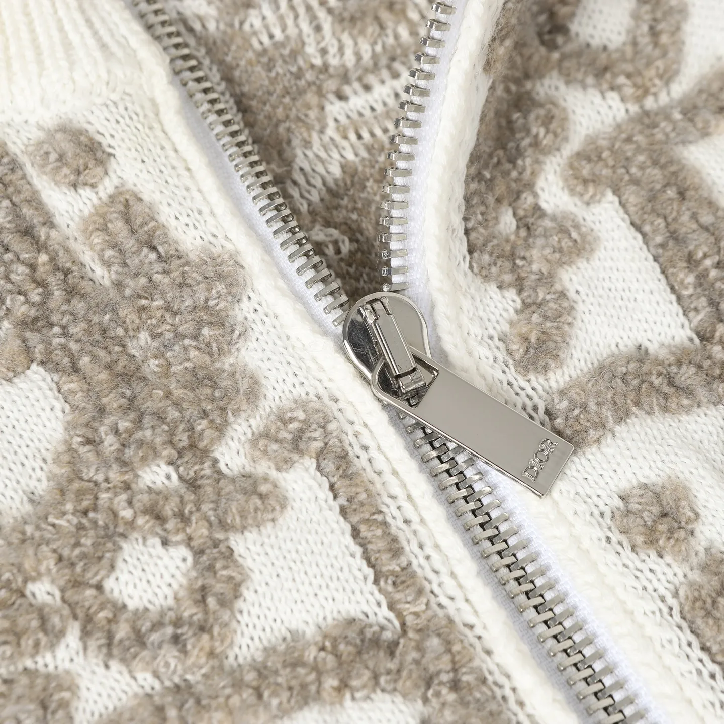 🅿️610 [Wool] Dior Oblique jacquard sweater jacket. Custom-woven cotton suet blend. Excellent texture. Comfortable and close to the skin. With the intertwined color charm of rice and coffee as the core. Like a delicate Impressionist painting. Encounter the Dior Oblique pattern covering the body. Delicate interweaving. A dazzling array. Derived from the profound cultural heritage of the Dior brand. Two-way zipper closure to demonstrate smart style. Weave the poetry and warmth of autumn and winter to accompany you to encounter every elegance. Craft 1: Jacquard tissue imported from Germany. Precisely control the arrangement and interweaving of yarns. Carefully interweave on the loom. Dior Oblique jacquard art pattern inlay makes the fabric more vivid and three-dimensional. Craft 2: Use towel embroidery craft, a traditional hand embroidery technology. Embroidery is done using stitches and is completed by changing the hooking action of a special machine head. The coils are interlocked one by one, thus bringing a towel-like texture and effect. Process 3: Curved thread structure By changing the stitching and yarn arrangement during the knitting process, the yarns present a curved distribution in the fabric. Process 4: Garment washing water softening and deodorizing process. Use professional washing equipment and specific detergents to deep clean and deodorize the clothes to improve the feel and appearance of the clothes. Accessories: Customized Dior zipper Customized Dior trademark Version: Loose version Size: S M L XL