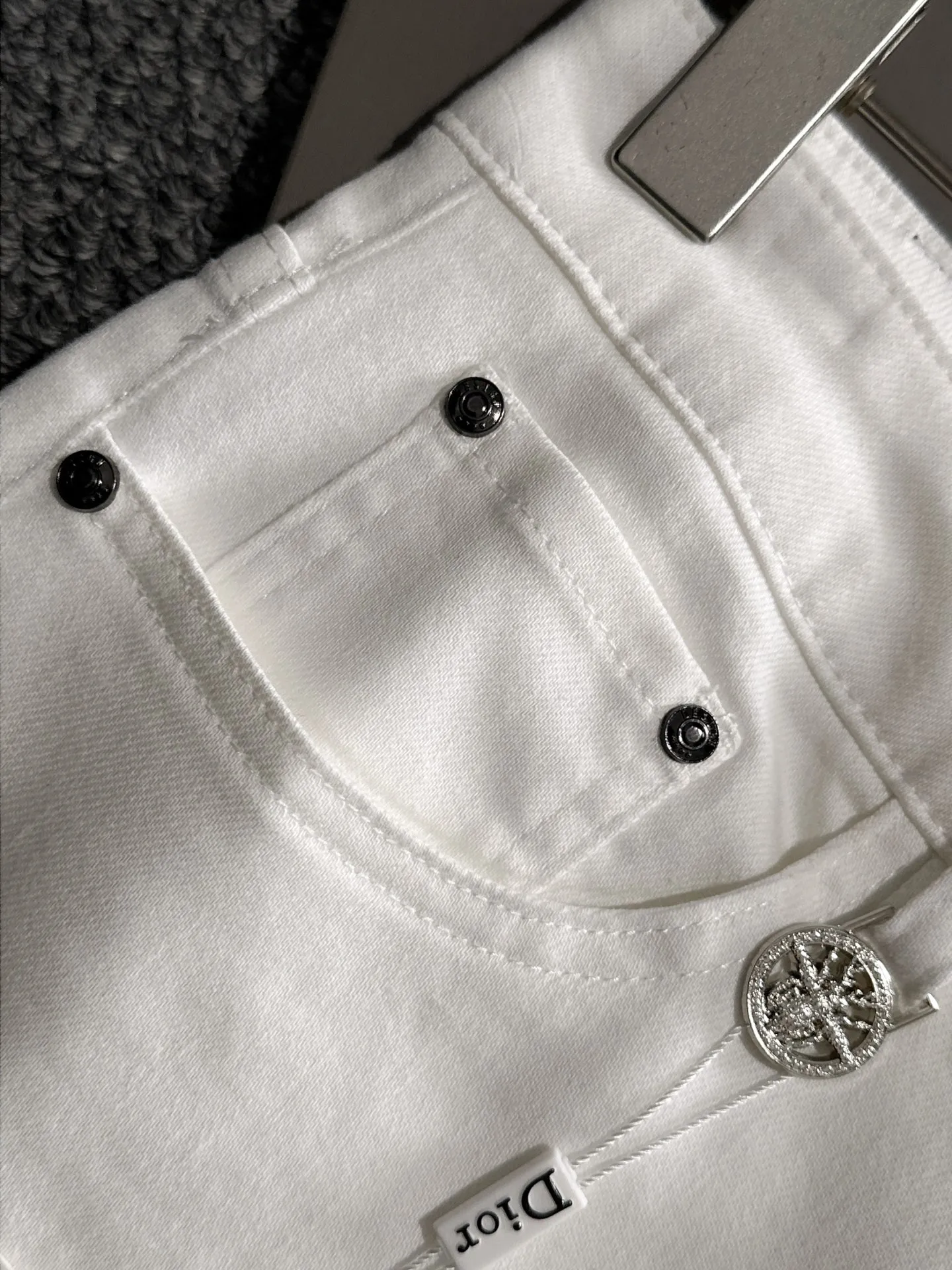 🅿️380 Dior's new 2025 four-season hot brick pocket slim-fit jeans trousers are woven from imported Japanese Denim plain cotton denim fabrics. They are complete with three labels, simple yet elegant, soft, delicate and comfortable, and the upper body is versatile and fashionable! Light luxury, a must-have item for daily commuting! Code number: 28-40 (please state your height and weight when placing an order)