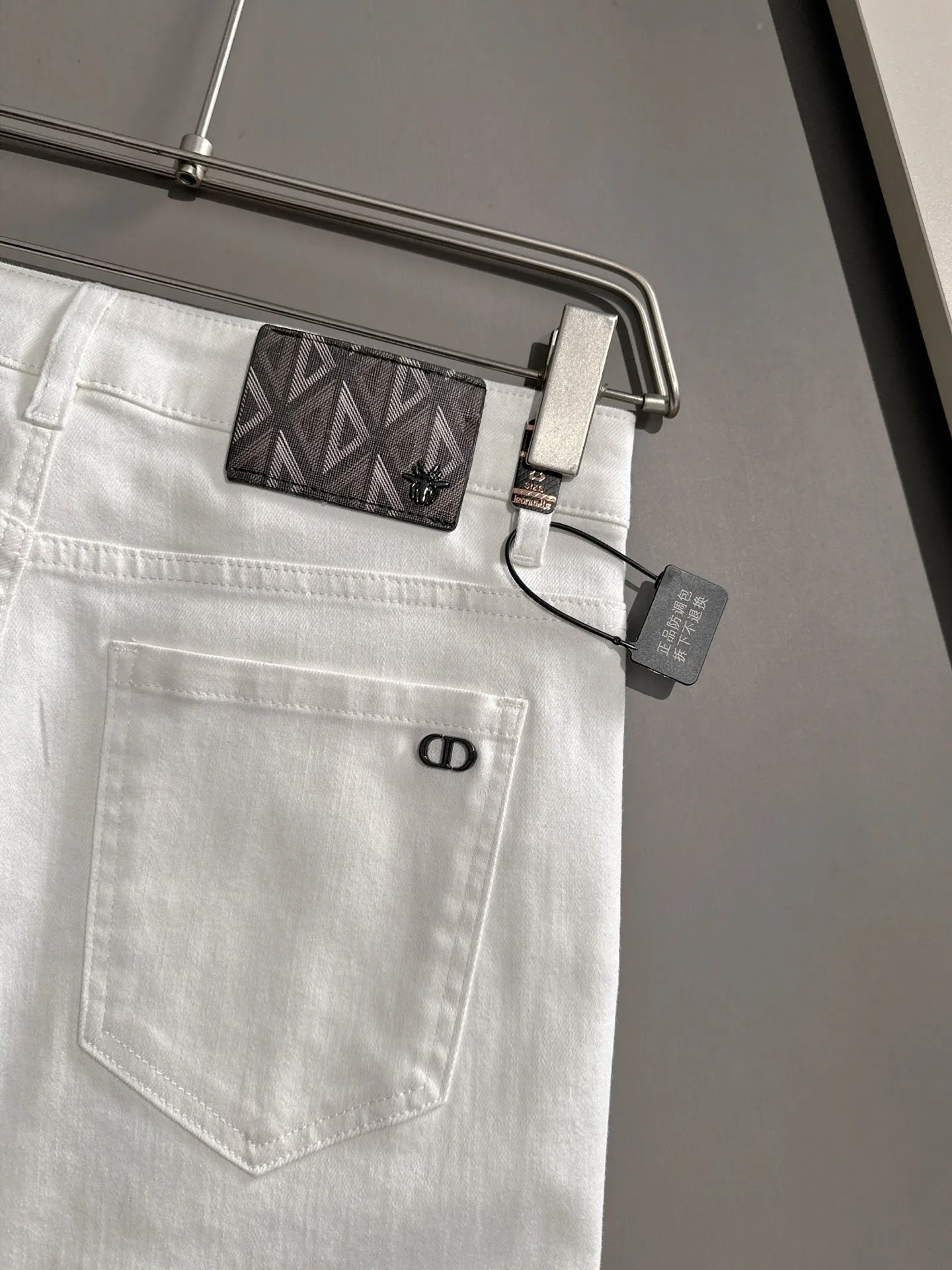 🅿️380 Dior's new 2025 four-season hot brick pocket slim-fit jeans trousers are woven from imported Japanese Denim plain cotton denim fabrics. They are complete with three labels, simple yet elegant, soft, delicate and comfortable, and the upper body is versatile and fashionable! Light luxury, a must-have item for daily commuting! Code number: 28-40 (please state your height and weight when placing an order)