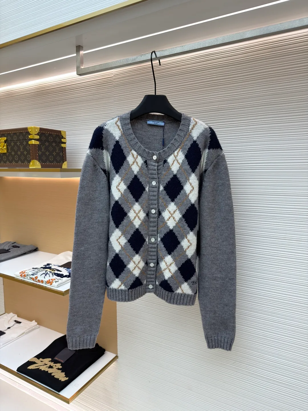 Prada embroidered rhombus woolen cardigan ●Original version: Purchased and developed for 18800 ●Item number: 1681312-A95 ●Fabric: cashmere knitted fabric ●Technology: jacquard production ●Color: black, white and gray ●Version: fitted version ●Weight: about 505g ●Size: 40-42-44-46 ●Description: Custom-woven luxurious rhombus cashmere knitted fabric, soft and delicate, comfortable and close to the skin, with matte gray as the base There is an undercurrent of retro warmth, and the rhombus pattern sets off each other, making people immersed in it at a glance. The iconic Prada embroidery hides the logo code between the rhombus patterns, which is low-key and powerful. The rhombus plaid covers the body with bold geometry to create a visual focus. It is a casual elegance and a low-key but cannot be ignored sense of luxury. It interprets the diversity of fashion with a unique attitude and uses imported machine embroidery technology. Use advanced computer control systems and sophisticated mechanical components to realize Prada embroidery operations with high precision. The lines are smooth and delicate, made of jacquard tissue imported from Germany. The arrangement and interweaving of the yarns are precisely controlled. The arrangement and interweaving of the yarns are carefully interwoven on the loom. The rhombus jacquard artistic pattern inlay makes the fabric more vivid and three-dimensional. The garment washing water is softened and deodorized. The clothes are deeply cleaned and deodorized through professional washing equipment and specific detergents to improve the feel and appearance of the clothes. The overall wiring is straight and delicate, the fabric is comfortable and soft, and the color is consistent without color difference. It can be matched with the same style to create a fashionable look and control various occasions. Customized accessories, complete with three standards, same style for men and women!