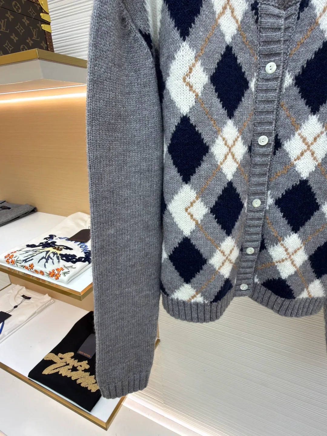 Prada embroidered rhombus woolen cardigan ●Original version: Purchased and developed for 18800 ●Item number: 1681312-A95 ●Fabric: cashmere knitted fabric ●Technology: jacquard production ●Color: black, white and gray ●Version: fitted version ●Weight: about 505g ●Size: 40-42-44-46 ●Description: Custom-woven luxurious rhombus cashmere knitted fabric, soft and delicate, comfortable and close to the skin, with matte gray as the base There is an undercurrent of retro warmth, and the rhombus pattern sets off each other, making people immersed in it at a glance. The iconic Prada embroidery hides the logo code between the rhombus patterns, which is low-key and powerful. The rhombus plaid covers the body with bold geometry to create a visual focus. It is a casual elegance and a low-key but cannot be ignored sense of luxury. It interprets the diversity of fashion with a unique attitude and uses imported machine embroidery technology. Use advanced computer control systems and sophisticated mechanical components to realize Prada embroidery operations with high precision. The lines are smooth and delicate, made of jacquard tissue imported from Germany. The arrangement and interweaving of the yarns are precisely controlled. The arrangement and interweaving of the yarns are carefully interwoven on the loom. The rhombus jacquard artistic pattern inlay makes the fabric more vivid and three-dimensional. The garment washing water is softened and deodorized. The clothes are deeply cleaned and deodorized through professional washing equipment and specific detergents to improve the feel and appearance of the clothes. The overall wiring is straight and delicate, the fabric is comfortable and soft, and the color is consistent without color difference. It can be matched with the same style to create a fashionable look and control various occasions. Customized accessories, complete with three standards, same style for men and women!