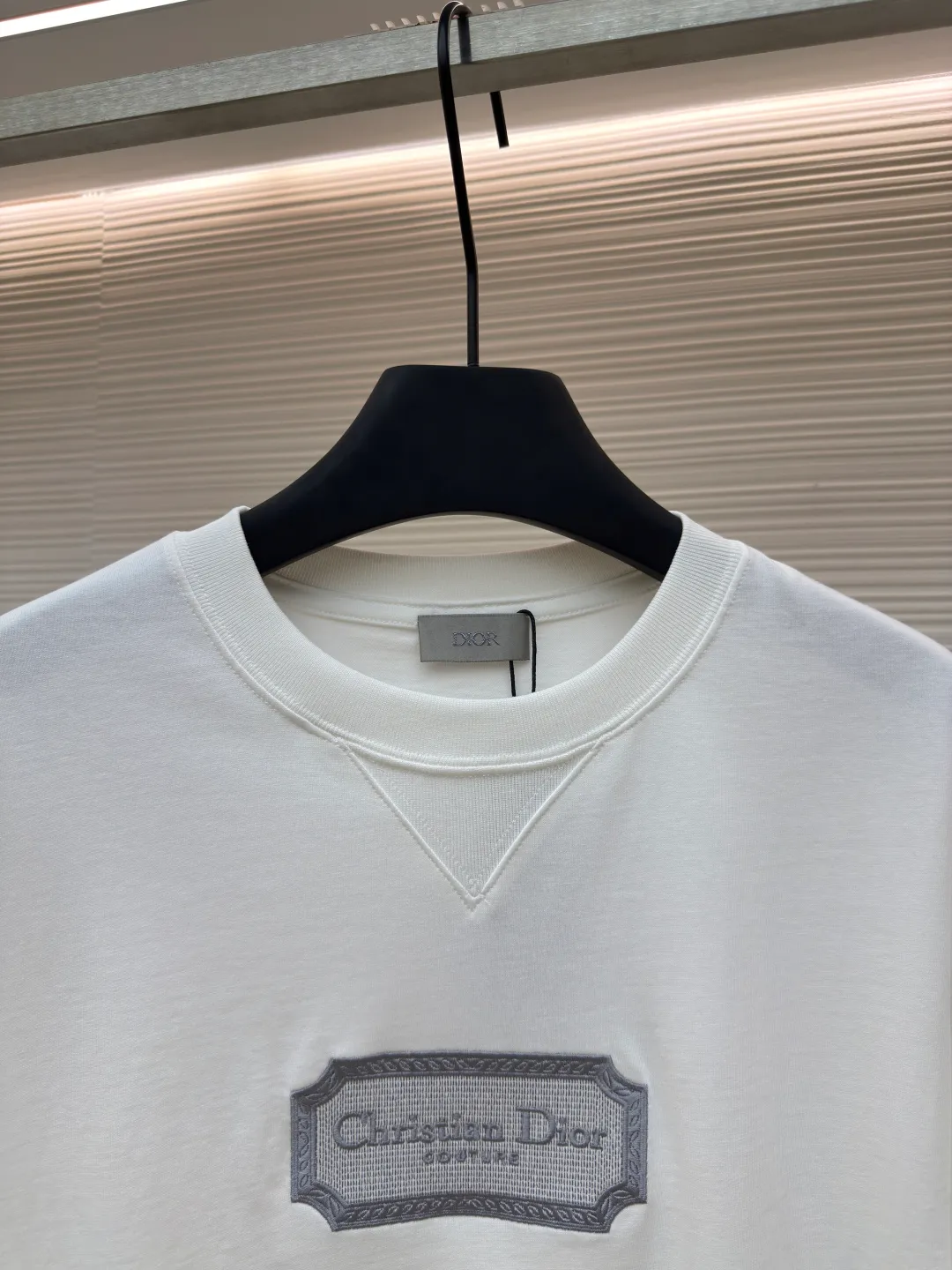 DIOR water-soluble embroidered logo short sleeves ●Authentic product: purchased and developed for 7400 ●Item number: 1680225-A00 ●Fabric: combed cotton compact yarn ●Technology: embroidery ●Version: fitted version ●Weight: about 300 grams ●Size: XS-S-M-L ●Description: The fabric is made of 21s double-yarn combed cotton compact yarn, weight 280g, matched with 32s double-yarn flat machine 1*1 to weave ribs, the front blade embroidery is embroidered with Tajima machine imported from Japan, and polyester-cotton mercerized embroidery thread is used for the bottom The layers are padded with cold water-soluble fabric, and the outer ring is surrounded by overlapping three-dimensional embroidery. The inner letters are embroidered with short needles, and the lines are embroidered with double-needle tatami offset embroidery. The ready-made garments are washed and dissolved with water-soluble fabric. The embroidered part feels soft to the touch, and the inner lining does not cut the flesh when worn.