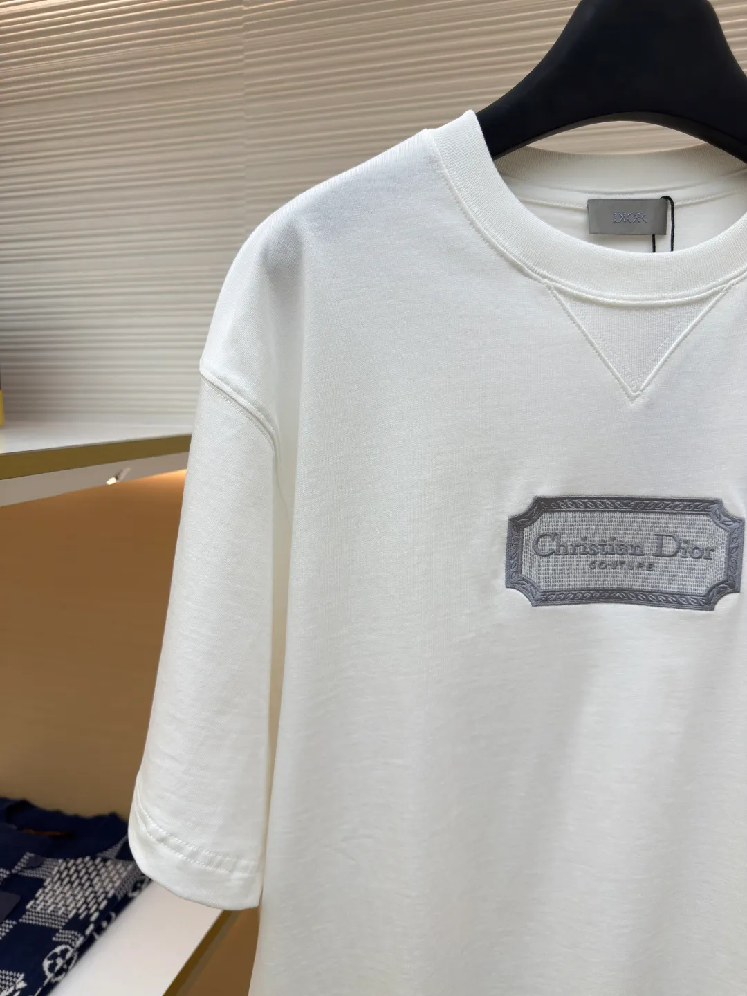 DIOR water-soluble embroidered logo short sleeves ●Authentic product: purchased and developed for 7400 ●Item number: 1680225-A00 ●Fabric: combed cotton compact yarn ●Technology: embroidery ●Version: fitted version ●Weight: about 300 grams ●Size: XS-S-M-L ●Description: The fabric is made of 21s double-yarn combed cotton compact yarn, weight 280g, matched with 32s double-yarn flat machine 1*1 to weave ribs, the front blade embroidery is embroidered with Tajima machine imported from Japan, and polyester-cotton mercerized embroidery thread is used for the bottom The layers are padded with cold water-soluble fabric, and the outer ring is surrounded by overlapping three-dimensional embroidery. The inner letters are embroidered with short needles, and the lines are embroidered with double-needle tatami offset embroidery. The ready-made garments are washed and dissolved with water-soluble fabric. The embroidered part feels soft to the touch, and the inner lining does not cut the flesh when worn.