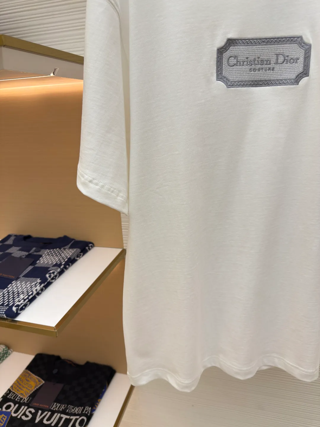 DIOR water-soluble embroidered logo short sleeves ●Authentic product: purchased and developed for 7400 ●Item number: 1680225-A00 ●Fabric: combed cotton compact yarn ●Technology: embroidery ●Version: fitted version ●Weight: about 300 grams ●Size: XS-S-M-L ●Description: The fabric is made of 21s double-yarn combed cotton compact yarn, weight 280g, matched with 32s double-yarn flat machine 1*1 to weave ribs, the front blade embroidery is embroidered with Tajima machine imported from Japan, and polyester-cotton mercerized embroidery thread is used for the bottom The layers are padded with cold water-soluble fabric, and the outer ring is surrounded by overlapping three-dimensional embroidery. The inner letters are embroidered with short needles, and the lines are embroidered with double-needle tatami offset embroidery. The ready-made garments are washed and dissolved with water-soluble fabric. The embroidered part feels soft to the touch, and the inner lining does not cut the flesh when worn.