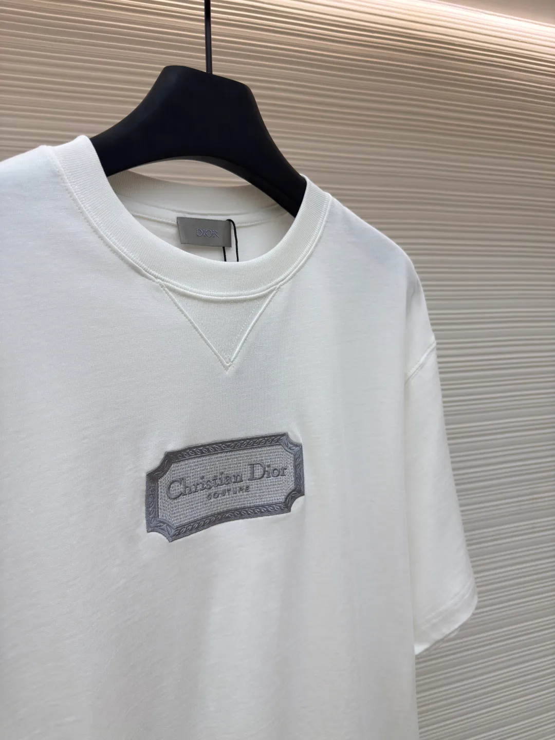 DIOR water-soluble embroidered logo short sleeves ●Authentic product: purchased and developed for 7400 ●Item number: 1680225-A00 ●Fabric: combed cotton compact yarn ●Technology: embroidery ●Version: fitted version ●Weight: about 300 grams ●Size: XS-S-M-L ●Description: The fabric is made of 21s double-yarn combed cotton compact yarn, weight 280g, matched with 32s double-yarn flat machine 1*1 to weave ribs, the front blade embroidery is embroidered with Tajima machine imported from Japan, and polyester-cotton mercerized embroidery thread is used for the bottom The layers are padded with cold water-soluble fabric, and the outer ring is surrounded by overlapping three-dimensional embroidery. The inner letters are embroidered with short needles, and the lines are embroidered with double-needle tatami offset embroidery. The ready-made garments are washed and dissolved with water-soluble fabric. The embroidered part feels soft to the touch, and the inner lining does not cut the flesh when worn.