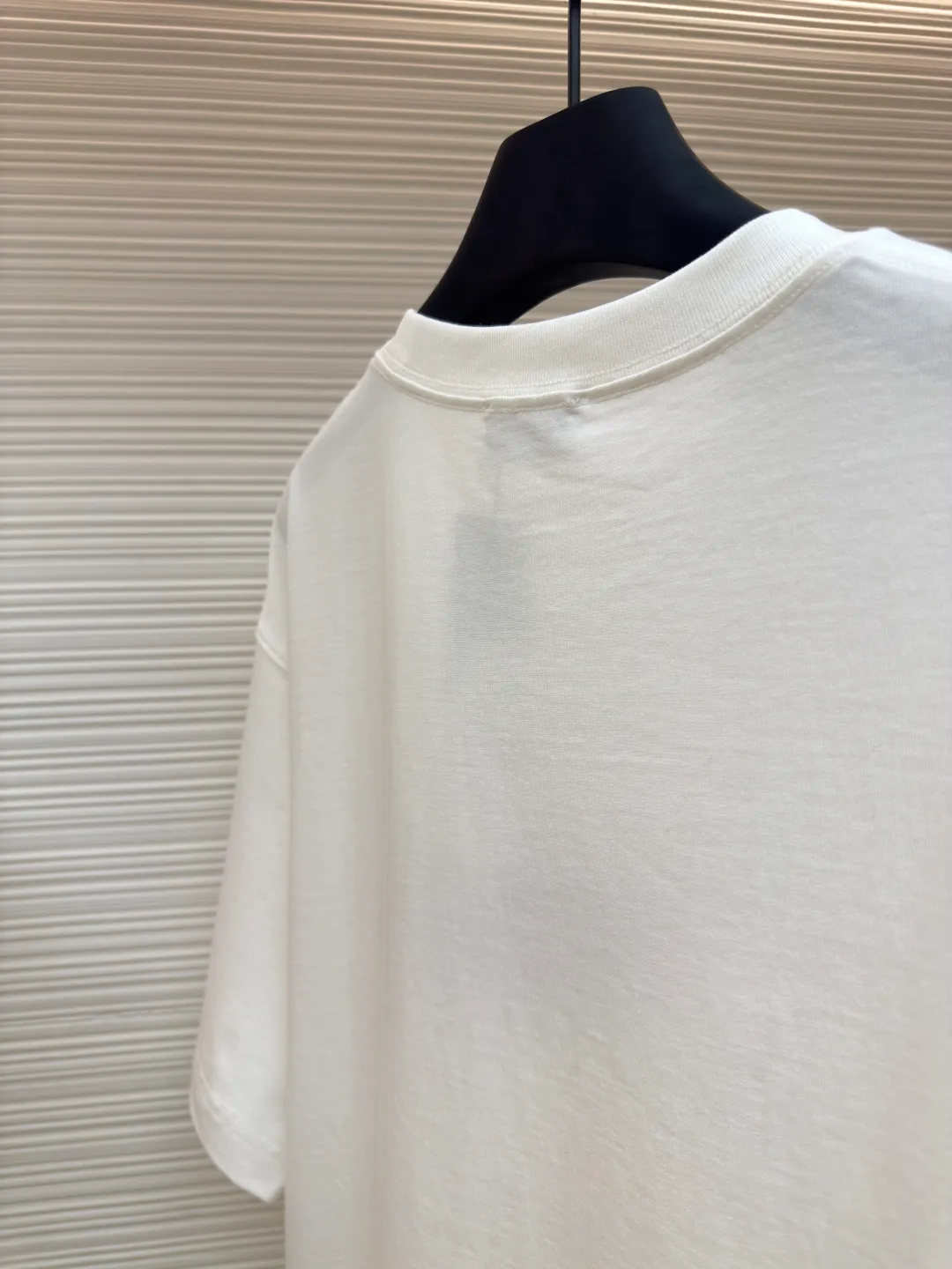 DIOR water-soluble embroidered logo short sleeves ●Authentic product: purchased and developed for 7400 ●Item number: 1680225-A00 ●Fabric: combed cotton compact yarn ●Technology: embroidery ●Version: fitted version ●Weight: about 300 grams ●Size: XS-S-M-L ●Description: The fabric is made of 21s double-yarn combed cotton compact yarn, weight 280g, matched with 32s double-yarn flat machine 1*1 to weave ribs, the front blade embroidery is embroidered with Tajima machine imported from Japan, and polyester-cotton mercerized embroidery thread is used for the bottom The layers are padded with cold water-soluble fabric, and the outer ring is surrounded by overlapping three-dimensional embroidery. The inner letters are embroidered with short needles, and the lines are embroidered with double-needle tatami offset embroidery. The ready-made garments are washed and dissolved with water-soluble fabric. The embroidered part feels soft to the touch, and the inner lining does not cut the flesh when worn.