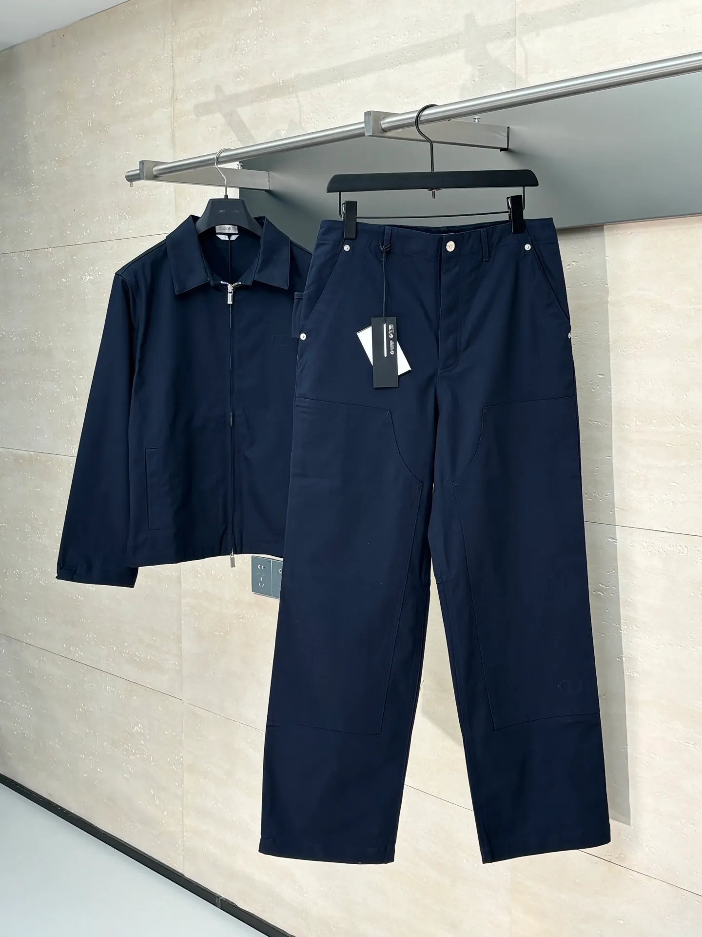 🅿️520 Dio*/Dior 25FW early autumn new cotton straight overalls, front splicing and hem cd letter embroidery, front and rear patch pockets, metal lettering accessories buttons, simple design size Size: S/M/L/XL
