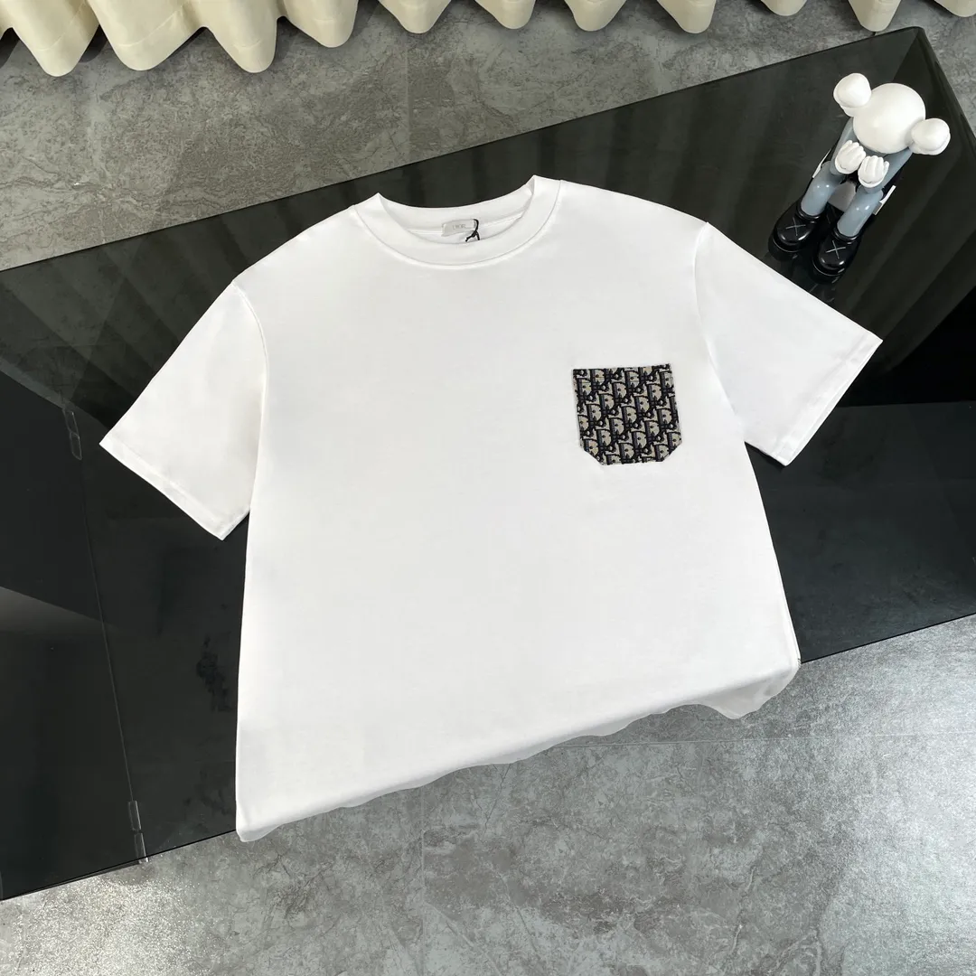 🅿️180 Dior classic jacquard patch pocket on the chest and striped printed short-sleeved T-shirt on the back. Fabric: 310 heavyweight pure cotton, feel free to compare. Made of specific heavyweight 32S fine cotton jersey fabric, 280g weight; with 32s+70D drawbar thread, 280g: 95/fine cotton*5% spandex double yarn rib. The worsted cotton material is light, thin and breathable, with a strong cotton feel on the hand and strong breathability and moisture absorption; the threads are woven into combed cotton fabric using a blending process, making the fabric very soft to the touch. The worsted cotton material is light and breathable, has a strong cotton feel on the hand, is breathable and hygroscopic; it is not easy to wrinkle and does not require special care. 32-needle high-end textile imported from the rib, 70D ultra-fine elastic stitching, nearly non-feeling stitching, comfortable and fit the body shape.  A full set of new Dior accessories, suitable for both men and women. Color: white, black. Size: S-XL