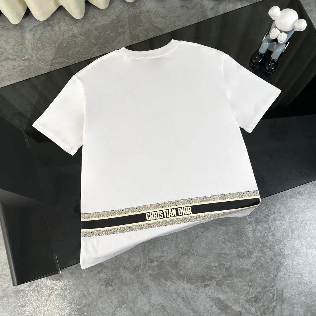🅿️180 Dior classic jacquard patch pocket on the chest and striped printed short-sleeved T-shirt on the back. Fabric: 310 heavyweight pure cotton, feel free to compare. Made of specific heavyweight 32S fine cotton jersey fabric, 280g weight; with 32s+70D drawbar thread, 280g: 95/fine cotton*5% spandex double yarn rib. The worsted cotton material is light, thin and breathable, with a strong cotton feel on the hand and strong breathability and moisture absorption; the threads are woven into combed cotton fabric using a blending process, making the fabric very soft to the touch. The worsted cotton material is light and breathable, has a strong cotton feel on the hand, is breathable and hygroscopic; it is not easy to wrinkle and does not require special care. 32-needle high-end textile imported from the rib, 70D ultra-fine elastic stitching, nearly non-feeling stitching, comfortable and fit the body shape.  A full set of new Dior accessories, suitable for both men and women. Color: white, black. Size: S-XL