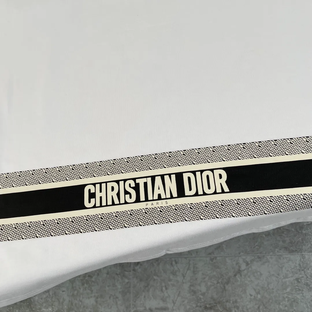 🅿️180 Dior classic jacquard patch pocket on the chest and striped printed short-sleeved T-shirt on the back. Fabric: 310 heavyweight pure cotton, feel free to compare. Made of specific heavyweight 32S fine cotton jersey fabric, 280g weight; with 32s+70D drawbar thread, 280g: 95/fine cotton*5% spandex double yarn rib. The worsted cotton material is light, thin and breathable, with a strong cotton feel on the hand and strong breathability and moisture absorption; the threads are woven into combed cotton fabric using a blending process, making the fabric very soft to the touch. The worsted cotton material is light and breathable, has a strong cotton feel on the hand, is breathable and hygroscopic; it is not easy to wrinkle and does not require special care. 32-needle high-end textile imported from the rib, 70D ultra-fine elastic stitching, nearly non-feeling stitching, comfortable and fit the body shape.  A full set of new Dior accessories, suitable for both men and women. Color: white, black. Size: S-XL