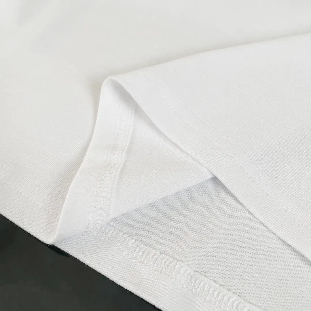 🅿️180 Dior classic jacquard patch pocket on the chest and striped printed short-sleeved T-shirt on the back. Fabric: 310 heavyweight pure cotton, feel free to compare. Made of specific heavyweight 32S fine cotton jersey fabric, 280g weight; with 32s+70D drawbar thread, 280g: 95/fine cotton*5% spandex double yarn rib. The worsted cotton material is light, thin and breathable, with a strong cotton feel on the hand and strong breathability and moisture absorption; the threads are woven into combed cotton fabric using a blending process, making the fabric very soft to the touch. The worsted cotton material is light and breathable, has a strong cotton feel on the hand, is breathable and hygroscopic; it is not easy to wrinkle and does not require special care. 32-needle high-end textile imported from the rib, 70D ultra-fine elastic stitching, nearly non-feeling stitching, comfortable and fit the body shape.  A full set of new Dior accessories, suitable for both men and women. Color: white, black. Size: S-XL