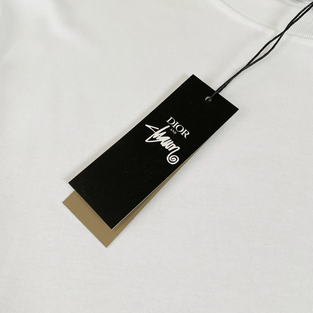 🅿️180 Dior classic jacquard patch pocket on the chest and striped printed short-sleeved T-shirt on the back. Fabric: 310 heavyweight pure cotton, feel free to compare. Made of specific heavyweight 32S fine cotton jersey fabric, 280g weight; with 32s+70D drawbar thread, 280g: 95/fine cotton*5% spandex double yarn rib. The worsted cotton material is light, thin and breathable, with a strong cotton feel on the hand and strong breathability and moisture absorption; the threads are woven into combed cotton fabric using a blending process, making the fabric very soft to the touch. The worsted cotton material is light and breathable, has a strong cotton feel on the hand, is breathable and hygroscopic; it is not easy to wrinkle and does not require special care. 32-needle high-end textile imported from the rib, 70D ultra-fine elastic stitching, nearly non-feeling stitching, comfortable and fit the body shape.  A full set of new Dior accessories, suitable for both men and women. Color: white, black. Size: S-XL