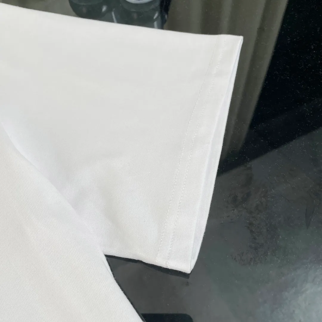 🅿️180 Dior classic jacquard patch pocket on the chest and striped printed short-sleeved T-shirt on the back. Fabric: 310 heavyweight pure cotton, feel free to compare. Made of specific heavyweight 32S fine cotton jersey fabric, 280g weight; with 32s+70D drawbar thread, 280g: 95/fine cotton*5% spandex double yarn rib. The worsted cotton material is light, thin and breathable, with a strong cotton feel on the hand and strong breathability and moisture absorption; the threads are woven into combed cotton fabric using a blending process, making the fabric very soft to the touch. The worsted cotton material is light and breathable, has a strong cotton feel on the hand, is breathable and hygroscopic; it is not easy to wrinkle and does not require special care. 32-needle high-end textile imported from the rib, 70D ultra-fine elastic stitching, nearly non-feeling stitching, comfortable and fit the body shape.  A full set of new Dior accessories, suitable for both men and women. Color: white, black. Size: S-XL