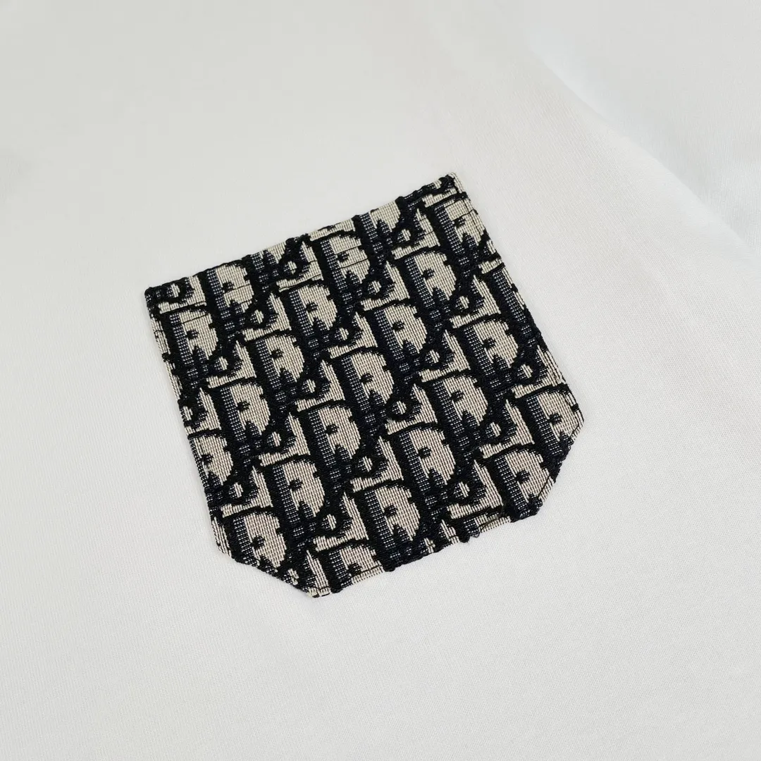 🅿️180 Dior classic jacquard patch pocket on the chest and striped printed short-sleeved T-shirt on the back. Fabric: 310 heavyweight pure cotton, feel free to compare. Made of specific heavyweight 32S fine cotton jersey fabric, 280g weight; with 32s+70D drawbar thread, 280g: 95/fine cotton*5% spandex double yarn rib. The worsted cotton material is light, thin and breathable, with a strong cotton feel on the hand and strong breathability and moisture absorption; the threads are woven into combed cotton fabric using a blending process, making the fabric very soft to the touch. The worsted cotton material is light and breathable, has a strong cotton feel on the hand, is breathable and hygroscopic; it is not easy to wrinkle and does not require special care. 32-needle high-end textile imported from the rib, 70D ultra-fine elastic stitching, nearly non-feeling stitching, comfortable and fit the body shape.  A full set of new Dior accessories, suitable for both men and women. Color: white, black. Size: S-XL