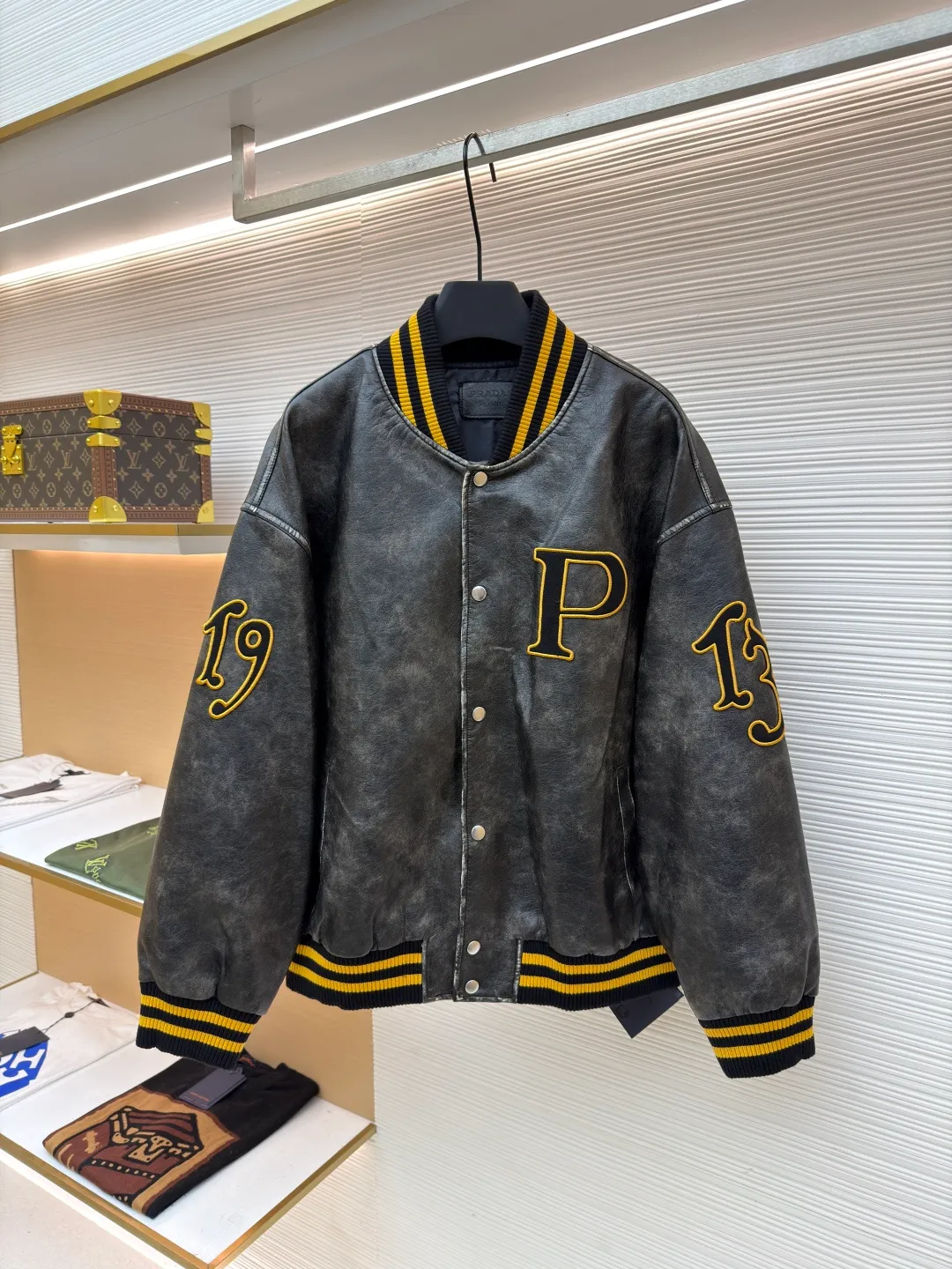 PRADA Leather Flight Jacket ●Original version: Purchased and developed for 68000 ●Item number: 1681086-D25 ●Fabric: Xilai simulated PU leather fabric ●Technology: hand-rubbed leather ●Version: fitted version ●Weight: about 1210 grams ●Size: S-M-L-XL ●Description: 68,000 purchased and developed, using Xilai simulated PU leather, rayon lining, flat machine ribbing, imported embroidery, hand polished leather, washed and faded garments, customized 1:1 buttons, customized 1:1 chapters, customized 1:1 trademarks, loose fit. The overall wiring is straight and delicate, the fabric is comfortable and soft, and the color is consistent without color difference. It can be matched with the same style to create a fashionable look and control various occasions. Customized accessories, complete with three standards, same style for men and women!