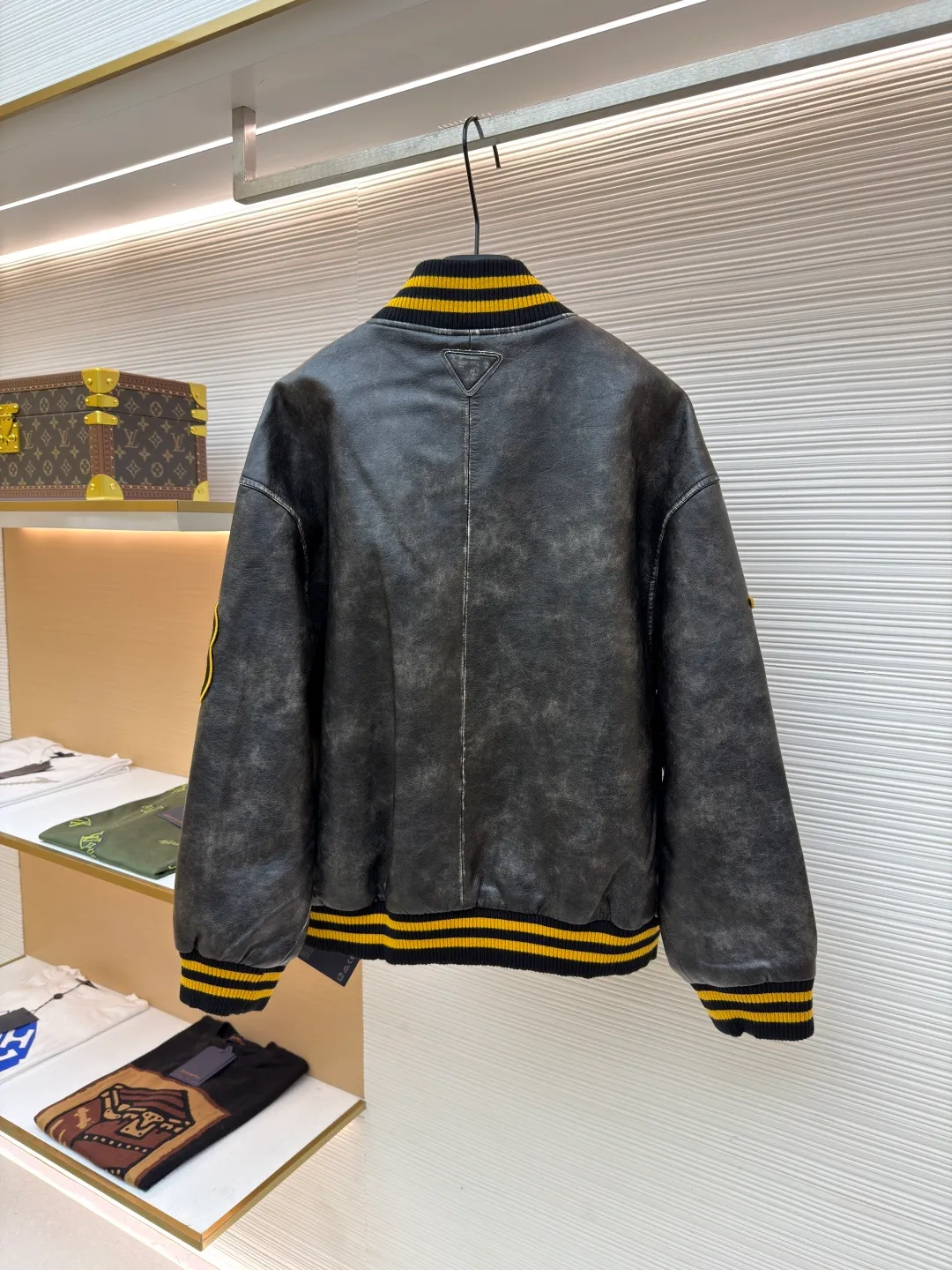 PRADA Leather Flight Jacket ●Original version: Purchased and developed for 68000 ●Item number: 1681086-D25 ●Fabric: Xilai simulated PU leather fabric ●Technology: hand-rubbed leather ●Version: fitted version ●Weight: about 1210 grams ●Size: S-M-L-XL ●Description: 68,000 purchased and developed, using Xilai simulated PU leather, rayon lining, flat machine ribbing, imported embroidery, hand polished leather, washed and faded garments, customized 1:1 buttons, customized 1:1 chapters, customized 1:1 trademarks, loose fit. The overall wiring is straight and delicate, the fabric is comfortable and soft, and the color is consistent without color difference. It can be matched with the same style to create a fashionable look and control various occasions. Customized accessories, complete with three standards, same style for men and women!