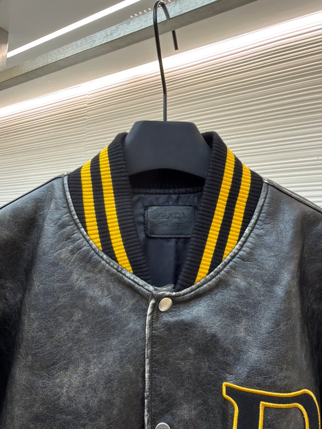 PRADA Leather Flight Jacket ●Original version: Purchased and developed for 68000 ●Item number: 1681086-D25 ●Fabric: Xilai simulated PU leather fabric ●Technology: hand-rubbed leather ●Version: fitted version ●Weight: about 1210 grams ●Size: S-M-L-XL ●Description: 68,000 purchased and developed, using Xilai simulated PU leather, rayon lining, flat machine ribbing, imported embroidery, hand polished leather, washed and faded garments, customized 1:1 buttons, customized 1:1 chapters, customized 1:1 trademarks, loose fit. The overall wiring is straight and delicate, the fabric is comfortable and soft, and the color is consistent without color difference. It can be matched with the same style to create a fashionable look and control various occasions. Customized accessories, complete with three standards, same style for men and women!