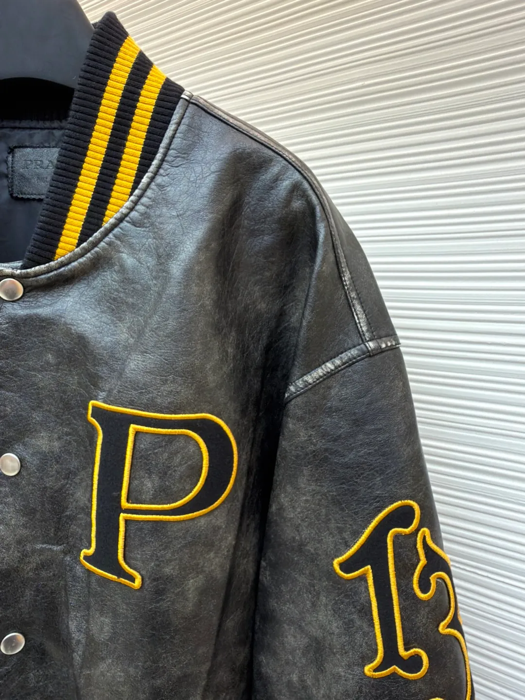 PRADA Leather Flight Jacket ●Original version: Purchased and developed for 68000 ●Item number: 1681086-D25 ●Fabric: Xilai simulated PU leather fabric ●Technology: hand-rubbed leather ●Version: fitted version ●Weight: about 1210 grams ●Size: S-M-L-XL ●Description: 68,000 purchased and developed, using Xilai simulated PU leather, rayon lining, flat machine ribbing, imported embroidery, hand polished leather, washed and faded garments, customized 1:1 buttons, customized 1:1 chapters, customized 1:1 trademarks, loose fit. The overall wiring is straight and delicate, the fabric is comfortable and soft, and the color is consistent without color difference. It can be matched with the same style to create a fashionable look and control various occasions. Customized accessories, complete with three standards, same style for men and women!