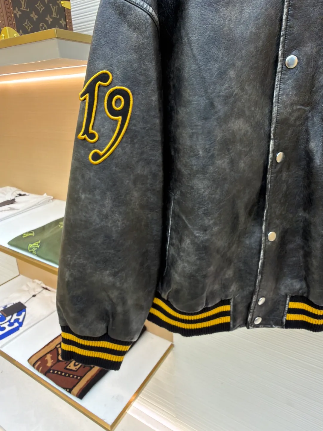 PRADA Leather Flight Jacket ●Original version: Purchased and developed for 68000 ●Item number: 1681086-D25 ●Fabric: Xilai simulated PU leather fabric ●Technology: hand-rubbed leather ●Version: fitted version ●Weight: about 1210 grams ●Size: S-M-L-XL ●Description: 68,000 purchased and developed, using Xilai simulated PU leather, rayon lining, flat machine ribbing, imported embroidery, hand polished leather, washed and faded garments, customized 1:1 buttons, customized 1:1 chapters, customized 1:1 trademarks, loose fit. The overall wiring is straight and delicate, the fabric is comfortable and soft, and the color is consistent without color difference. It can be matched with the same style to create a fashionable look and control various occasions. Customized accessories, complete with three standards, same style for men and women!