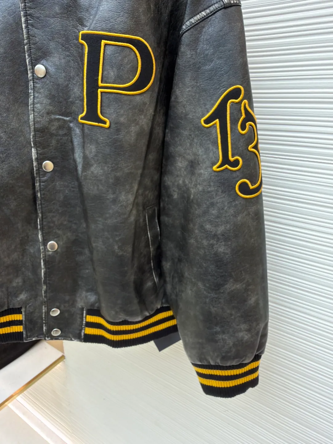 PRADA Leather Flight Jacket ●Original version: Purchased and developed for 68000 ●Item number: 1681086-D25 ●Fabric: Xilai simulated PU leather fabric ●Technology: hand-rubbed leather ●Version: fitted version ●Weight: about 1210 grams ●Size: S-M-L-XL ●Description: 68,000 purchased and developed, using Xilai simulated PU leather, rayon lining, flat machine ribbing, imported embroidery, hand polished leather, washed and faded garments, customized 1:1 buttons, customized 1:1 chapters, customized 1:1 trademarks, loose fit. The overall wiring is straight and delicate, the fabric is comfortable and soft, and the color is consistent without color difference. It can be matched with the same style to create a fashionable look and control various occasions. Customized accessories, complete with three standards, same style for men and women!
