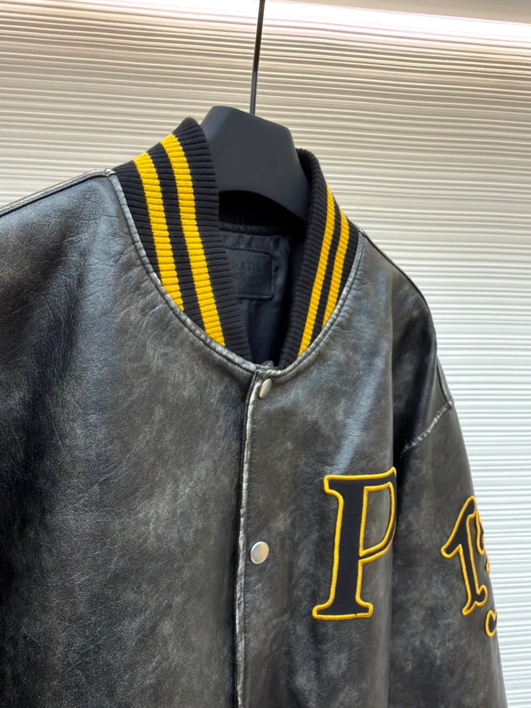 PRADA Leather Flight Jacket ●Original version: Purchased and developed for 68000 ●Item number: 1681086-D25 ●Fabric: Xilai simulated PU leather fabric ●Technology: hand-rubbed leather ●Version: fitted version ●Weight: about 1210 grams ●Size: S-M-L-XL ●Description: 68,000 purchased and developed, using Xilai simulated PU leather, rayon lining, flat machine ribbing, imported embroidery, hand polished leather, washed and faded garments, customized 1:1 buttons, customized 1:1 chapters, customized 1:1 trademarks, loose fit. The overall wiring is straight and delicate, the fabric is comfortable and soft, and the color is consistent without color difference. It can be matched with the same style to create a fashionable look and control various occasions. Customized accessories, complete with three standards, same style for men and women!