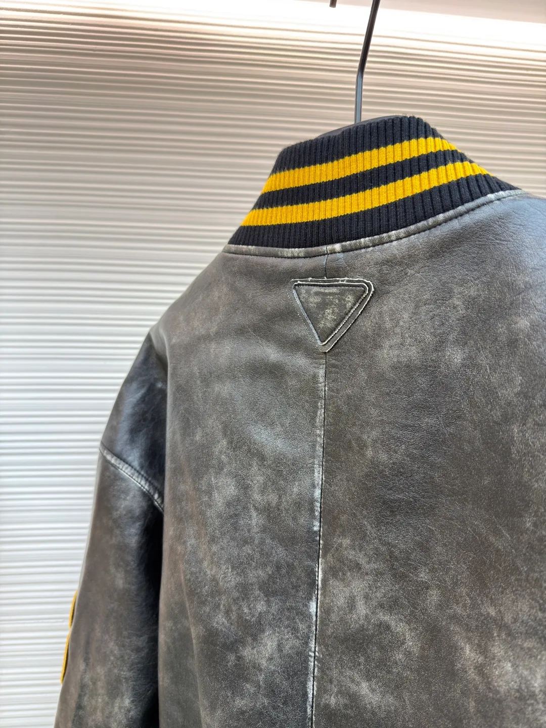 PRADA Leather Flight Jacket ●Original version: Purchased and developed for 68000 ●Item number: 1681086-D25 ●Fabric: Xilai simulated PU leather fabric ●Technology: hand-rubbed leather ●Version: fitted version ●Weight: about 1210 grams ●Size: S-M-L-XL ●Description: 68,000 purchased and developed, using Xilai simulated PU leather, rayon lining, flat machine ribbing, imported embroidery, hand polished leather, washed and faded garments, customized 1:1 buttons, customized 1:1 chapters, customized 1:1 trademarks, loose fit. The overall wiring is straight and delicate, the fabric is comfortable and soft, and the color is consistent without color difference. It can be matched with the same style to create a fashionable look and control various occasions. Customized accessories, complete with three standards, same style for men and women!