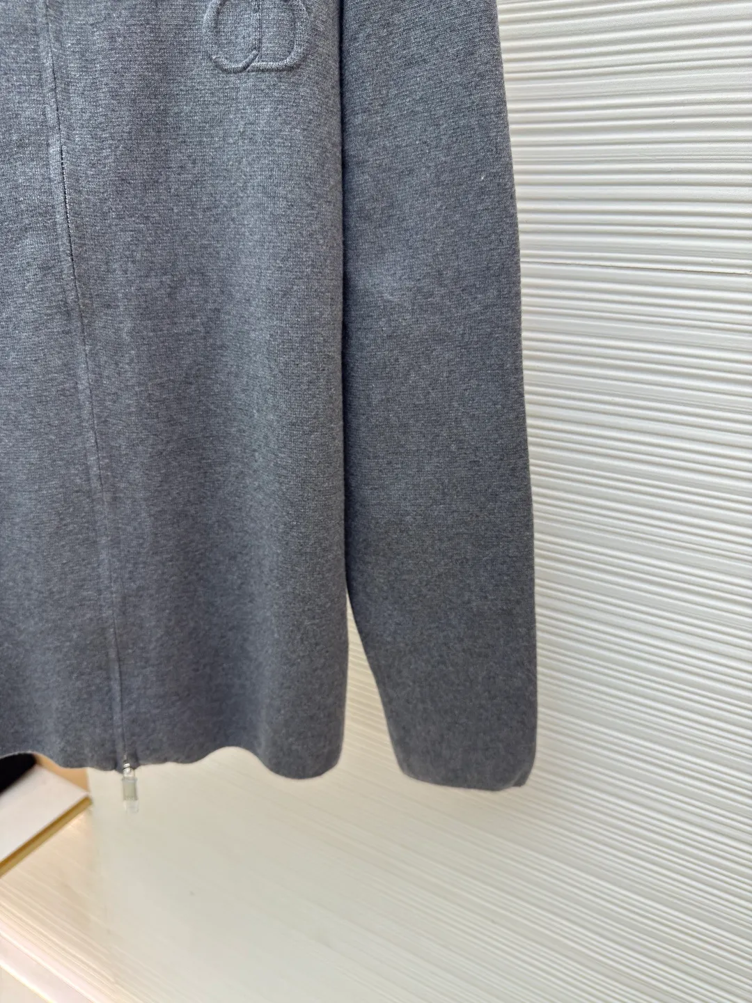 Dior CD letter woolen jacket ●Original version: purchased and developed by 16228 ●Item number: 1680724-B60 ●Fabric: wool blended fabric ●Technology: woolen fabric ●Version: fitted version ●Weight: about 615 grams ●Size: XS-S-M-L ●Description: The wool material is made of 48 counts of ultra-fine 50% wool and 50% cotton blended yarn. It uses an imported 14-gauge wool loom to double-sided three-dimensional weaving. A single piece takes 270 minutes per piece. The letters on the chest are molded and customized with silicone three-dimensional relief embossing technology. The No. 5 thread double-pull letter zipper is customized. The overall wiring is straight and delicate. The fabric is comfortable and soft, and the color is consistent and has no color difference. It can be matched with the same style to create a fashionable look, and can be used in various occasions. Customized accessories, complete with three standards, same style for men and women!