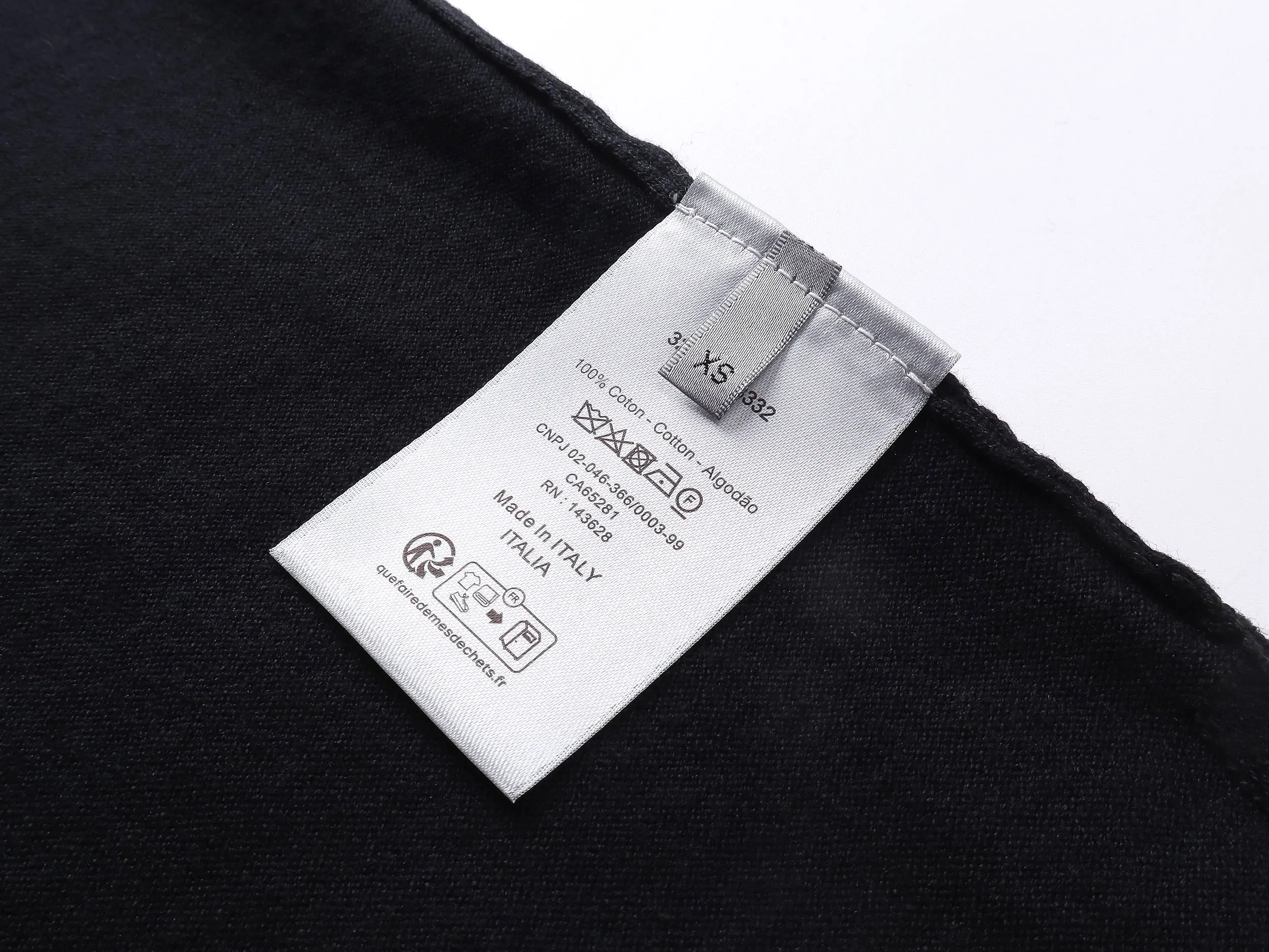 🅿️210 Correct version of high-quality DR/2025 new embroidered knitted Polo shirt. This style is customized with 60-count ultra-fine cashmere cotton, decorated with Christian Dior Couture embroidery of the same tone. The clever encounter between sweater and Polo shirt demonstrates the perfect symphony of simplicity and classics. Taniwa process, a process that creates a convex effect on the surface of knitted fabrics, forming obvious raised stripes on the surface of the fabric through special weaving technology. Jacquard process, a process that creates uneven patterns through clever interweaving of warp and weft threads, forming a pattern with a strong three-dimensional effect. Seam three-dimensional stitching is used, which uses specific sewing methods at the seams to make the clothes more three-dimensional and fit the body. The workmanship is cumbersome and complicated.   SIZE: XS S M L