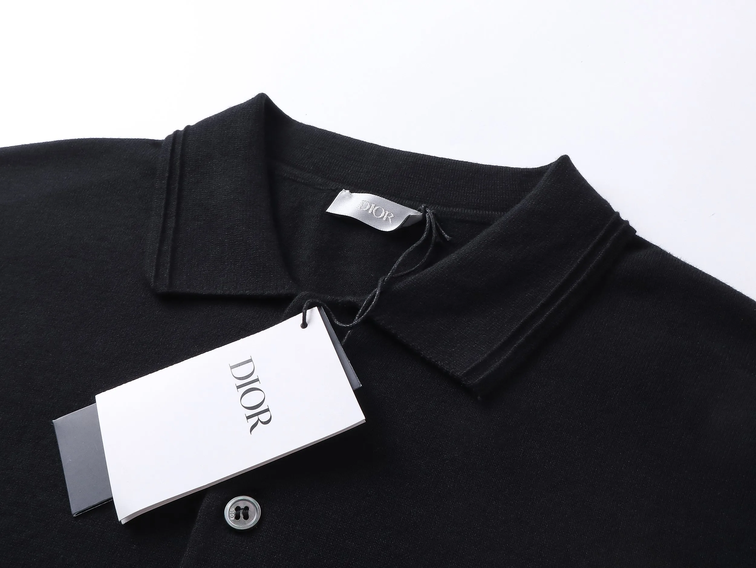 🅿️210 Correct version of high-quality DR/2025 new embroidered knitted Polo shirt. This style is customized with 60-count ultra-fine cashmere cotton, decorated with Christian Dior Couture embroidery of the same tone. The clever encounter between sweater and Polo shirt demonstrates the perfect symphony of simplicity and classics. Taniwa process, a process that creates a convex effect on the surface of knitted fabrics, forming obvious raised stripes on the surface of the fabric through special weaving technology. Jacquard process, a process that creates uneven patterns through clever interweaving of warp and weft threads, forming a pattern with a strong three-dimensional effect. Seam three-dimensional stitching is used, which uses specific sewing methods at the seams to make the clothes more three-dimensional and fit the body. The workmanship is cumbersome and complicated.   SIZE: XS S M L