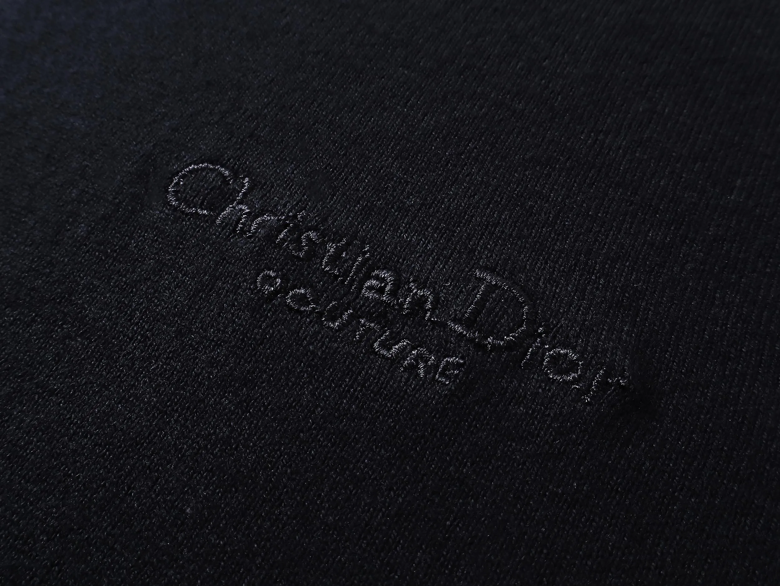 🅿️210 Correct version of high-quality DR/2025 new embroidered knitted Polo shirt. This style is customized with 60-count ultra-fine cashmere cotton, decorated with Christian Dior Couture embroidery of the same tone. The clever encounter between sweater and Polo shirt demonstrates the perfect symphony of simplicity and classics. Taniwa process, a process that creates a convex effect on the surface of knitted fabrics, forming obvious raised stripes on the surface of the fabric through special weaving technology. Jacquard process, a process that creates uneven patterns through clever interweaving of warp and weft threads, forming a pattern with a strong three-dimensional effect. Seam three-dimensional stitching is used, which uses specific sewing methods at the seams to make the clothes more three-dimensional and fit the body. The workmanship is cumbersome and complicated.   SIZE: XS S M L