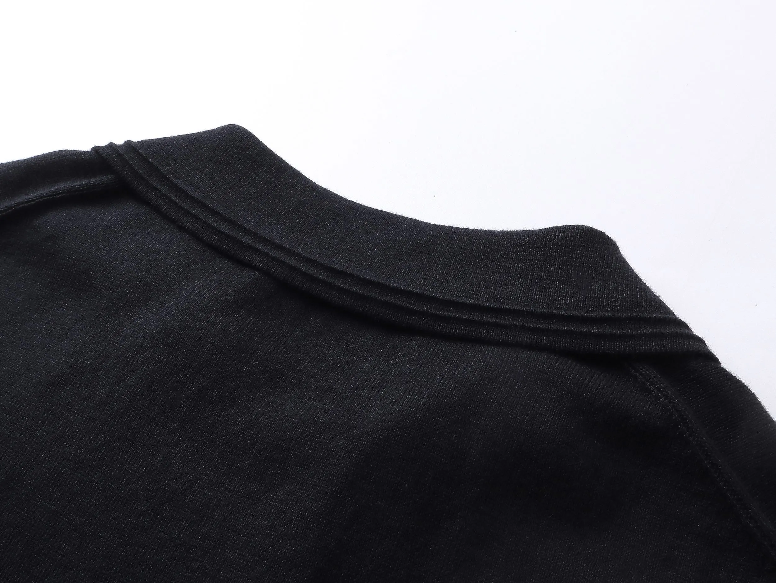 🅿️210 Correct version of high-quality DR/2025 new embroidered knitted Polo shirt. This style is customized with 60-count ultra-fine cashmere cotton, decorated with Christian Dior Couture embroidery of the same tone. The clever encounter between sweater and Polo shirt demonstrates the perfect symphony of simplicity and classics. Taniwa process, a process that creates a convex effect on the surface of knitted fabrics, forming obvious raised stripes on the surface of the fabric through special weaving technology. Jacquard process, a process that creates uneven patterns through clever interweaving of warp and weft threads, forming a pattern with a strong three-dimensional effect. Seam three-dimensional stitching is used, which uses specific sewing methods at the seams to make the clothes more three-dimensional and fit the body. The workmanship is cumbersome and complicated.   SIZE: XS S M L