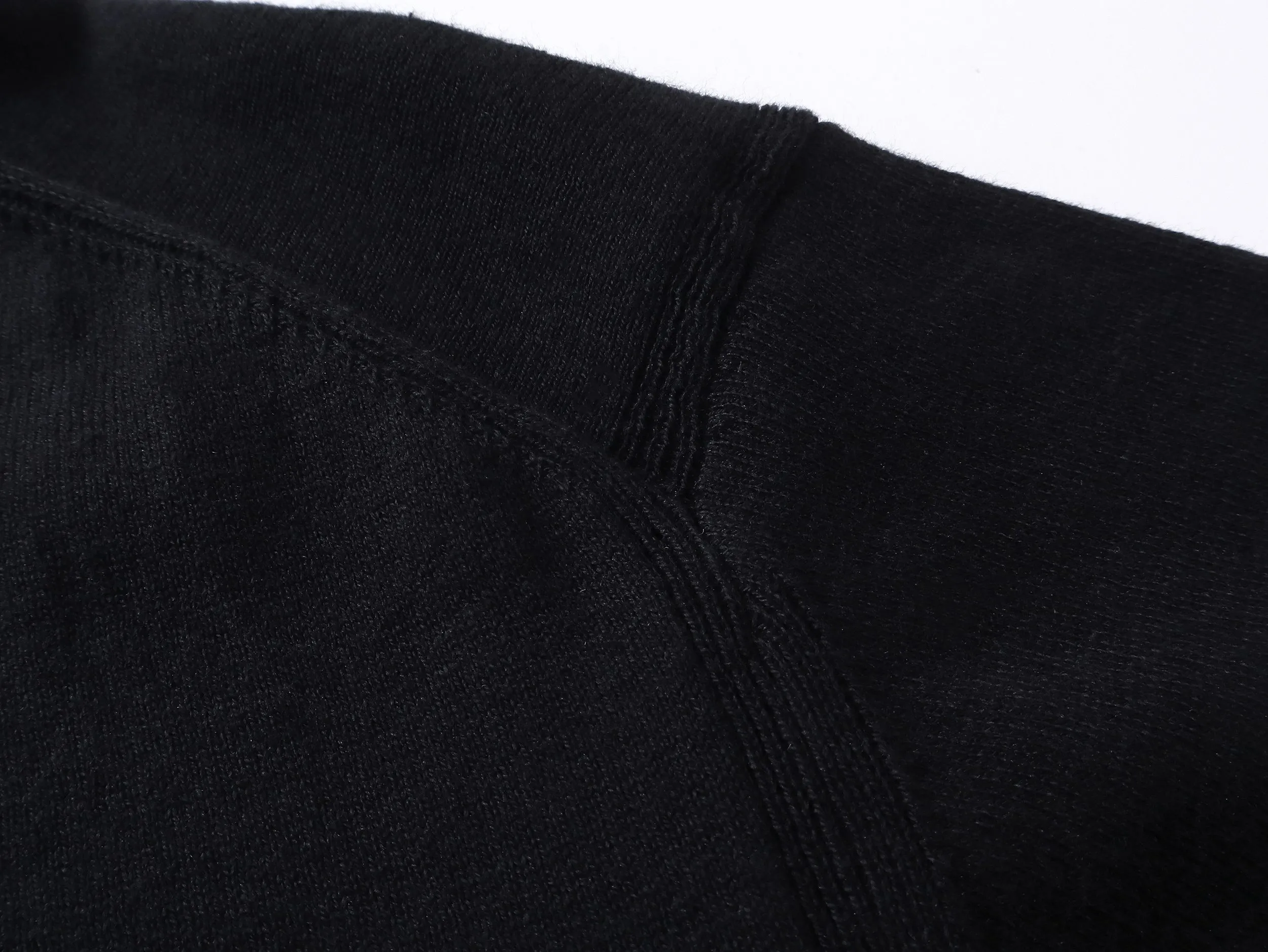 🅿️210 Correct version of high-quality DR/2025 new embroidered knitted Polo shirt. This style is customized with 60-count ultra-fine cashmere cotton, decorated with Christian Dior Couture embroidery of the same tone. The clever encounter between sweater and Polo shirt demonstrates the perfect symphony of simplicity and classics. Taniwa process, a process that creates a convex effect on the surface of knitted fabrics, forming obvious raised stripes on the surface of the fabric through special weaving technology. Jacquard process, a process that creates uneven patterns through clever interweaving of warp and weft threads, forming a pattern with a strong three-dimensional effect. Seam three-dimensional stitching is used, which uses specific sewing methods at the seams to make the clothes more three-dimensional and fit the body. The workmanship is cumbersome and complicated.   SIZE: XS S M L