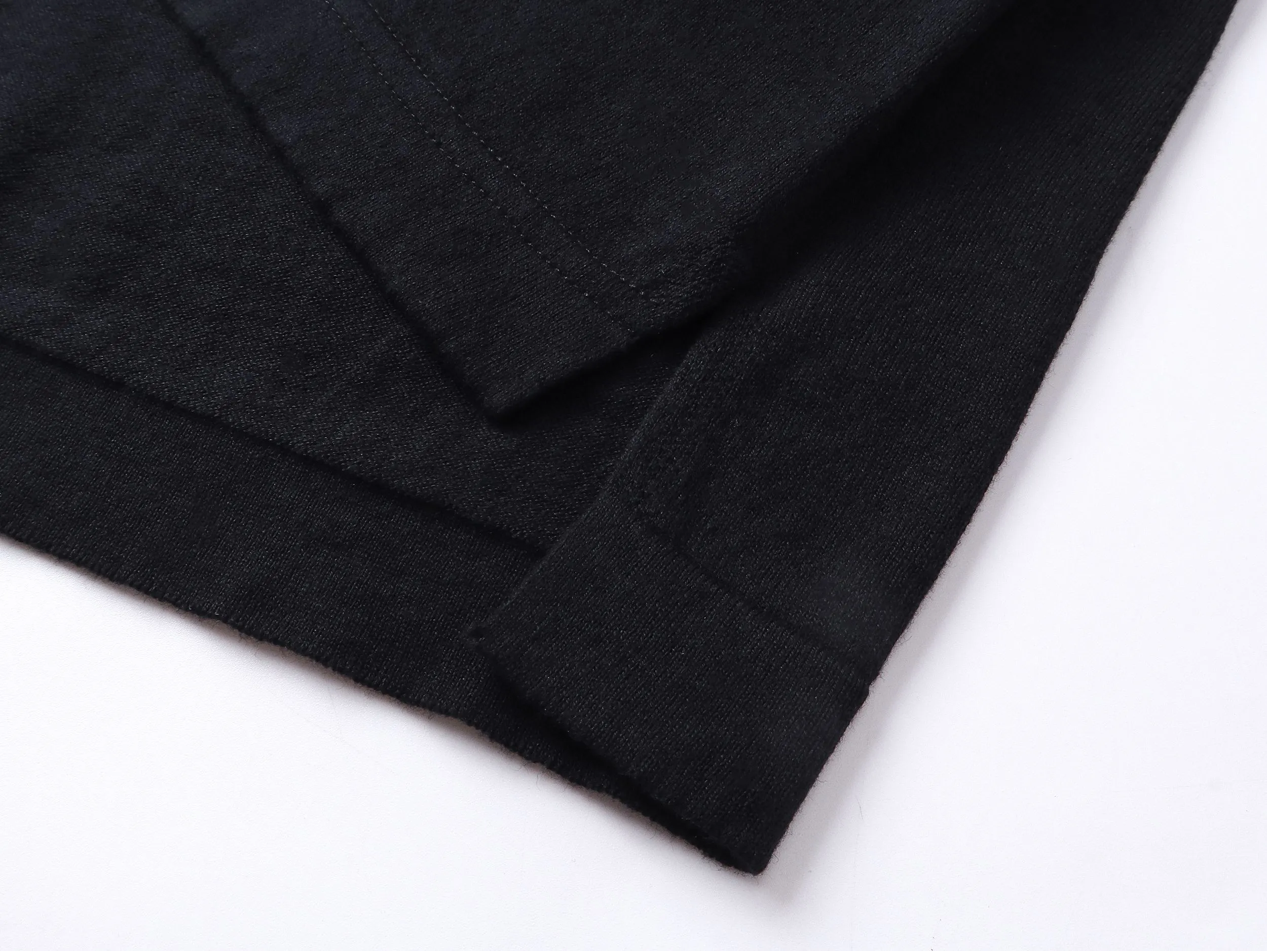 🅿️210 Correct version of high-quality DR/2025 new embroidered knitted Polo shirt. This style is customized with 60-count ultra-fine cashmere cotton, decorated with Christian Dior Couture embroidery of the same tone. The clever encounter between sweater and Polo shirt demonstrates the perfect symphony of simplicity and classics. Taniwa process, a process that creates a convex effect on the surface of knitted fabrics, forming obvious raised stripes on the surface of the fabric through special weaving technology. Jacquard process, a process that creates uneven patterns through clever interweaving of warp and weft threads, forming a pattern with a strong three-dimensional effect. Seam three-dimensional stitching is used, which uses specific sewing methods at the seams to make the clothes more three-dimensional and fit the body. The workmanship is cumbersome and complicated.   SIZE: XS S M L