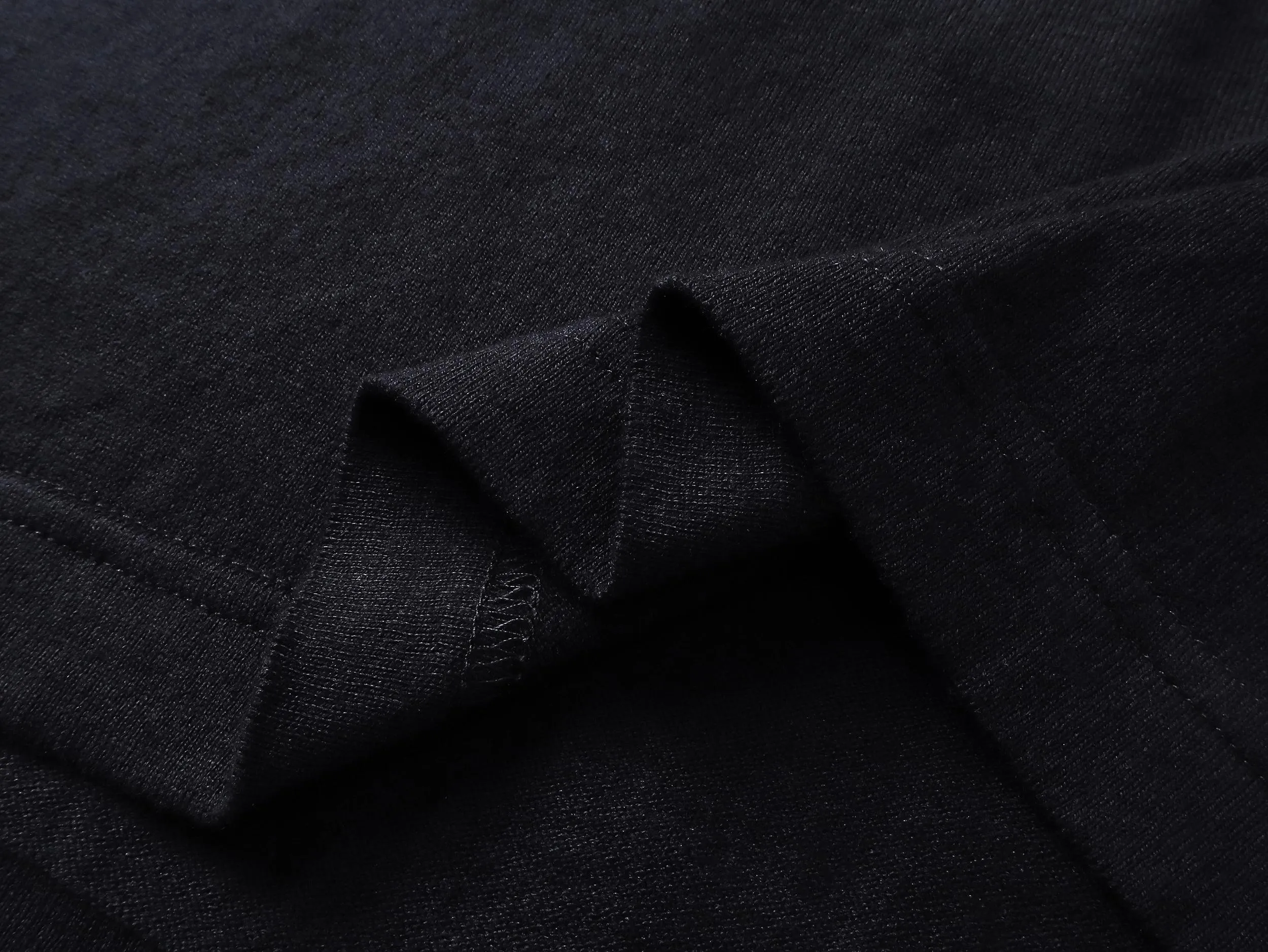 🅿️210 Correct version of high-quality DR/2025 new embroidered knitted Polo shirt. This style is customized with 60-count ultra-fine cashmere cotton, decorated with Christian Dior Couture embroidery of the same tone. The clever encounter between sweater and Polo shirt demonstrates the perfect symphony of simplicity and classics. Taniwa process, a process that creates a convex effect on the surface of knitted fabrics, forming obvious raised stripes on the surface of the fabric through special weaving technology. Jacquard process, a process that creates uneven patterns through clever interweaving of warp and weft threads, forming a pattern with a strong three-dimensional effect. Seam three-dimensional stitching is used, which uses specific sewing methods at the seams to make the clothes more three-dimensional and fit the body. The workmanship is cumbersome and complicated.   SIZE: XS S M L