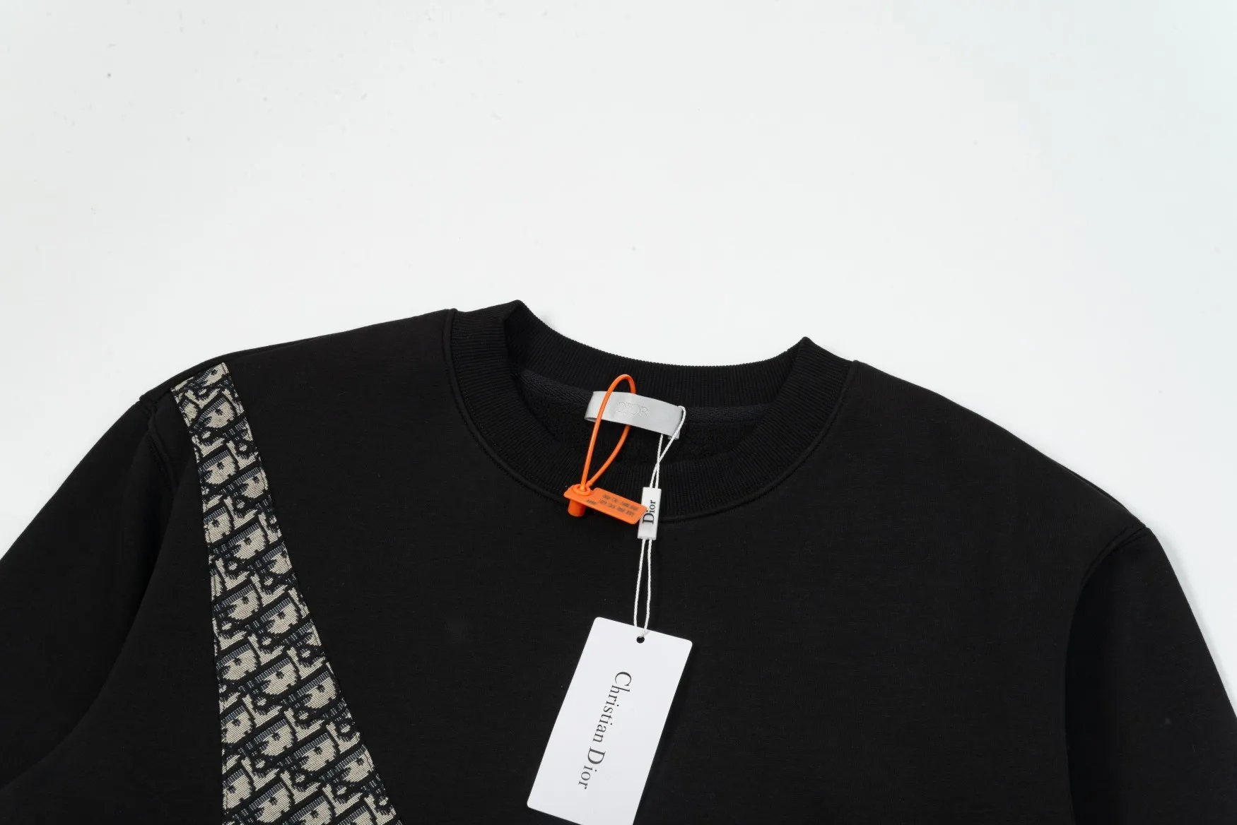 🅿️300 Dior DIOR's new cloth-coloured pocket sweatshirt, high quality🔥The front panel is decorated with cloth zipper pockets, and the fabric is compounded with Austrian velvet. The ribbing is specially customized. The fabric is comfortable and soft, restoring the trend brought by special craftsmanship, custom-made and dyed, complete with three standards. Non-market ordinary version. Compare at will. Quality is absolutely guaranteed. Same style for men and women. Color: Black White Size: S M L XL [Style No. A3332]