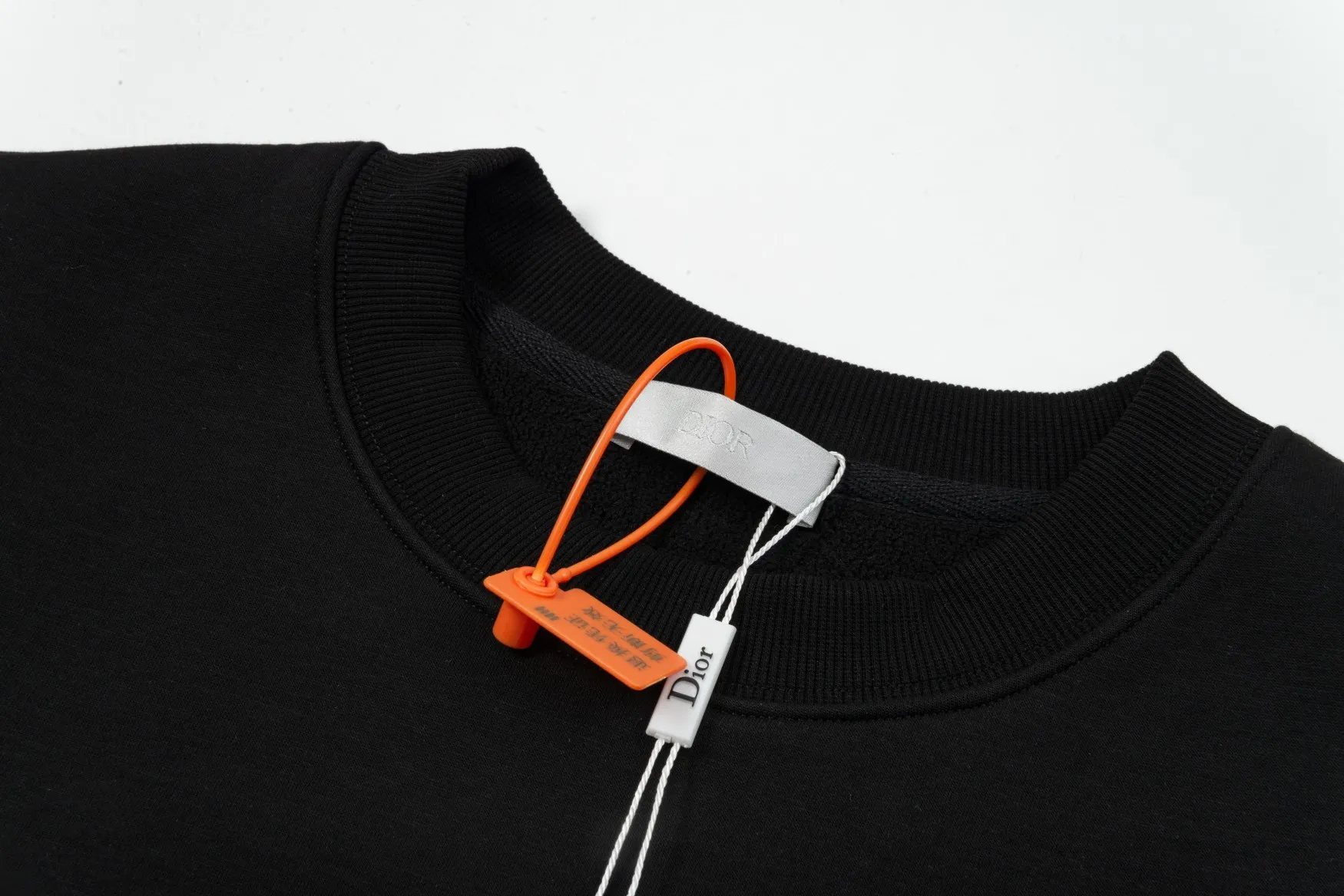 🅿️300 Dior DIOR's new cloth-coloured pocket sweatshirt, high quality🔥The front panel is decorated with cloth zipper pockets, and the fabric is compounded with Austrian velvet. The ribbing is specially customized. The fabric is comfortable and soft, restoring the trend brought by special craftsmanship, custom-made and dyed, complete with three standards. Non-market ordinary version. Compare at will. Quality is absolutely guaranteed. Same style for men and women. Color: Black White Size: S M L XL [Style No. A3332]