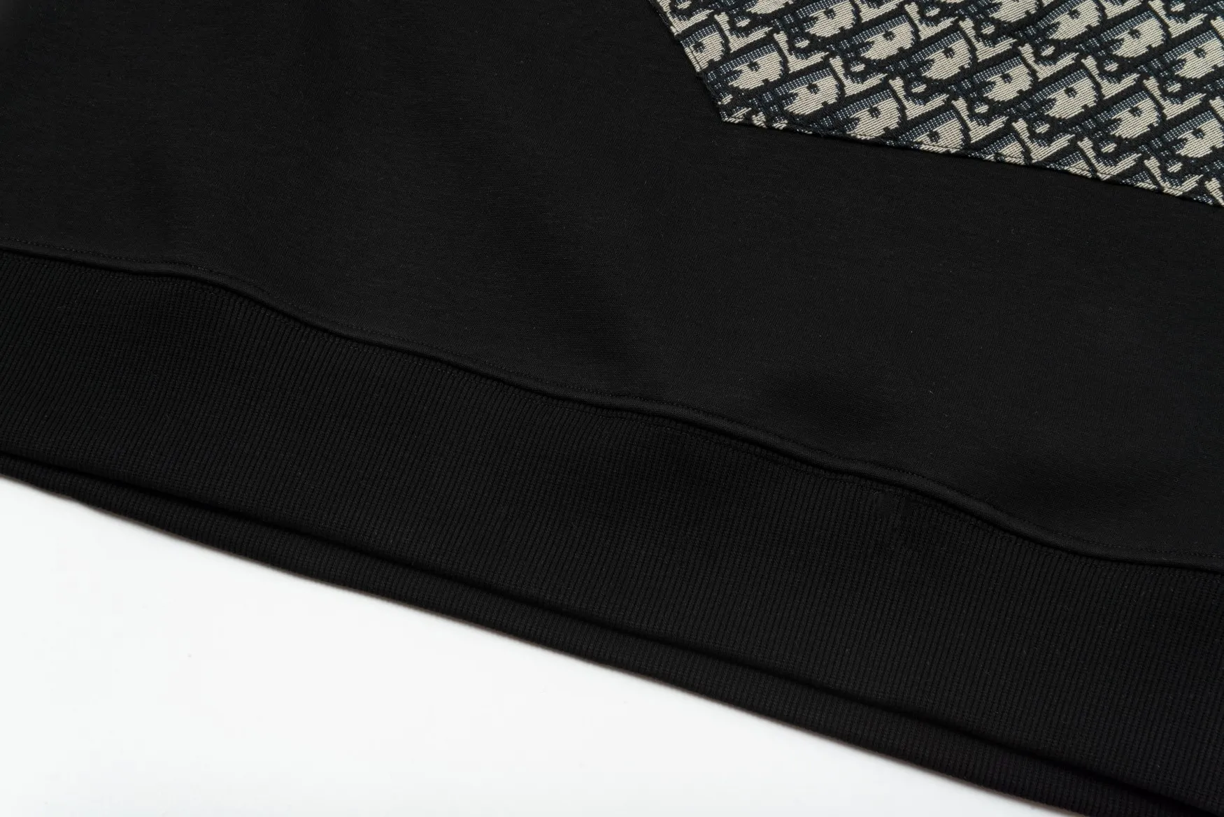 🅿️300 Dior DIOR's new cloth-coloured pocket sweatshirt, high quality🔥The front panel is decorated with cloth zipper pockets, and the fabric is compounded with Austrian velvet. The ribbing is specially customized. The fabric is comfortable and soft, restoring the trend brought by special craftsmanship, custom-made and dyed, complete with three standards. Non-market ordinary version. Compare at will. Quality is absolutely guaranteed. Same style for men and women. Color: Black White Size: S M L XL [Style No. A3332]