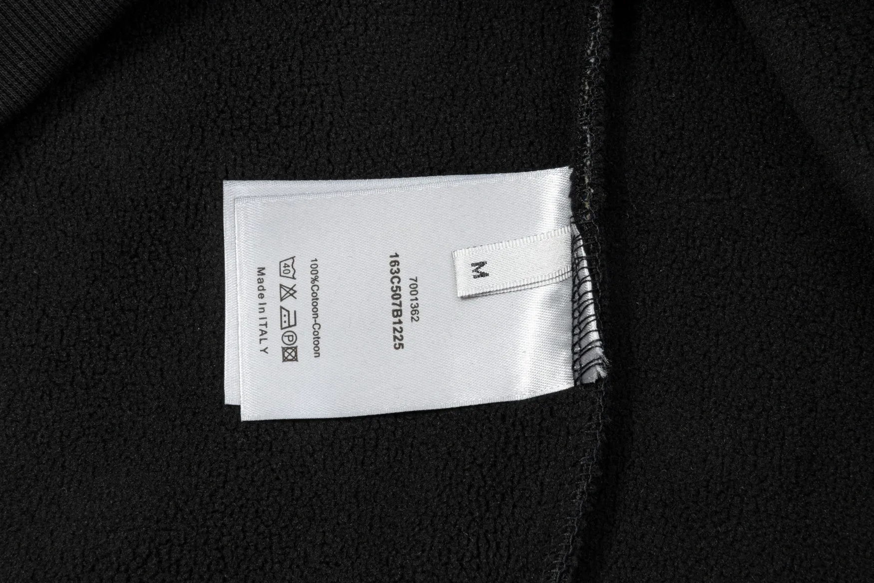 🅿️300 Dior DIOR's new cloth-coloured pocket sweatshirt, high quality🔥The front panel is decorated with cloth zipper pockets, and the fabric is compounded with Austrian velvet. The ribbing is specially customized. The fabric is comfortable and soft, restoring the trend brought by special craftsmanship, custom-made and dyed, complete with three standards. Non-market ordinary version. Compare at will. Quality is absolutely guaranteed. Same style for men and women. Color: Black White Size: S M L XL [Style No. A3332]
